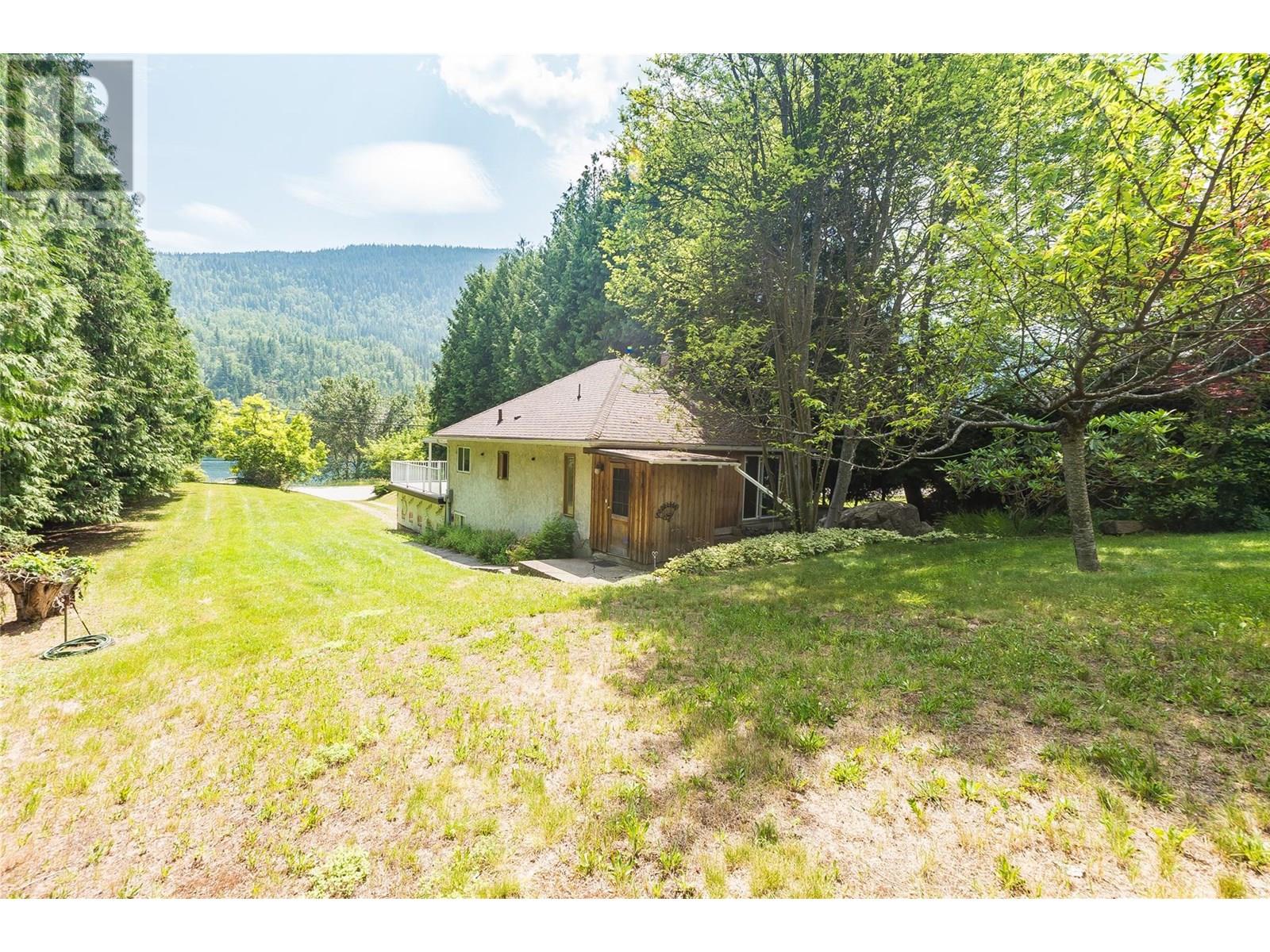 3253 Broadwater Road, Castlegar, British Columbia  V0G 1X0 - Photo 49 - 10353716