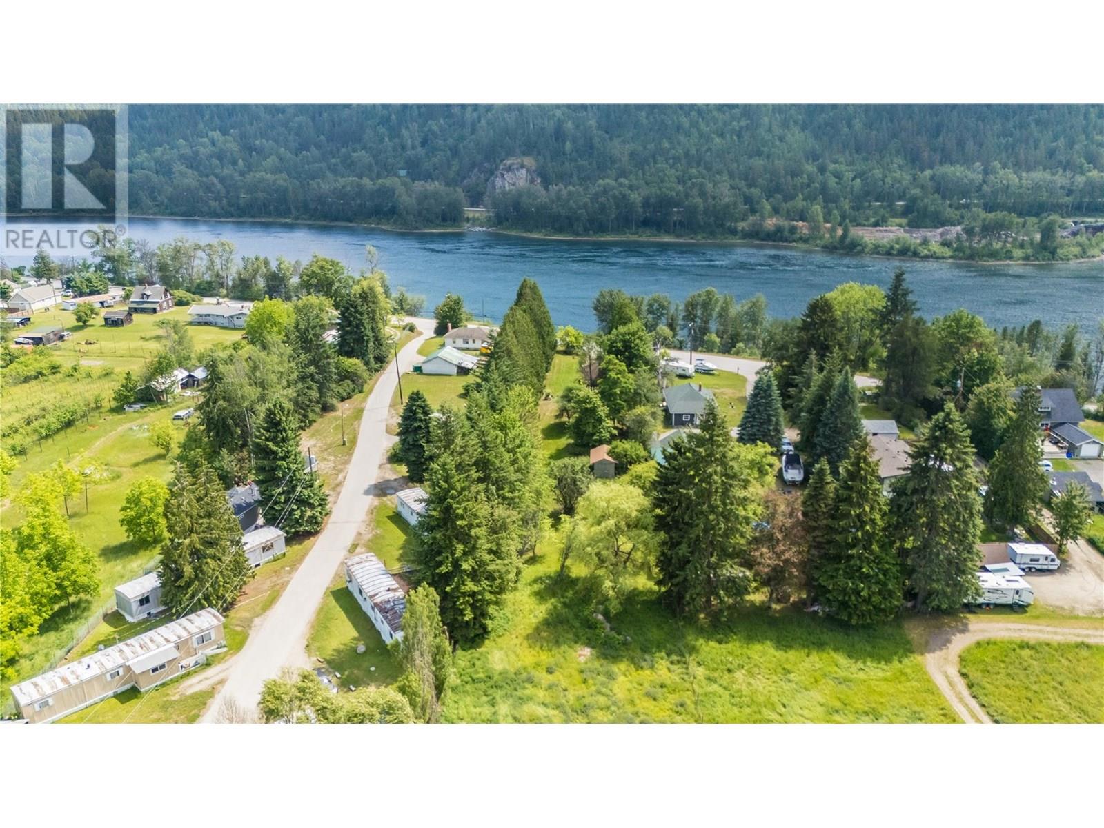 3253 Broadwater Road, Castlegar, British Columbia  V0G 1X0 - Photo 7 - 10353716