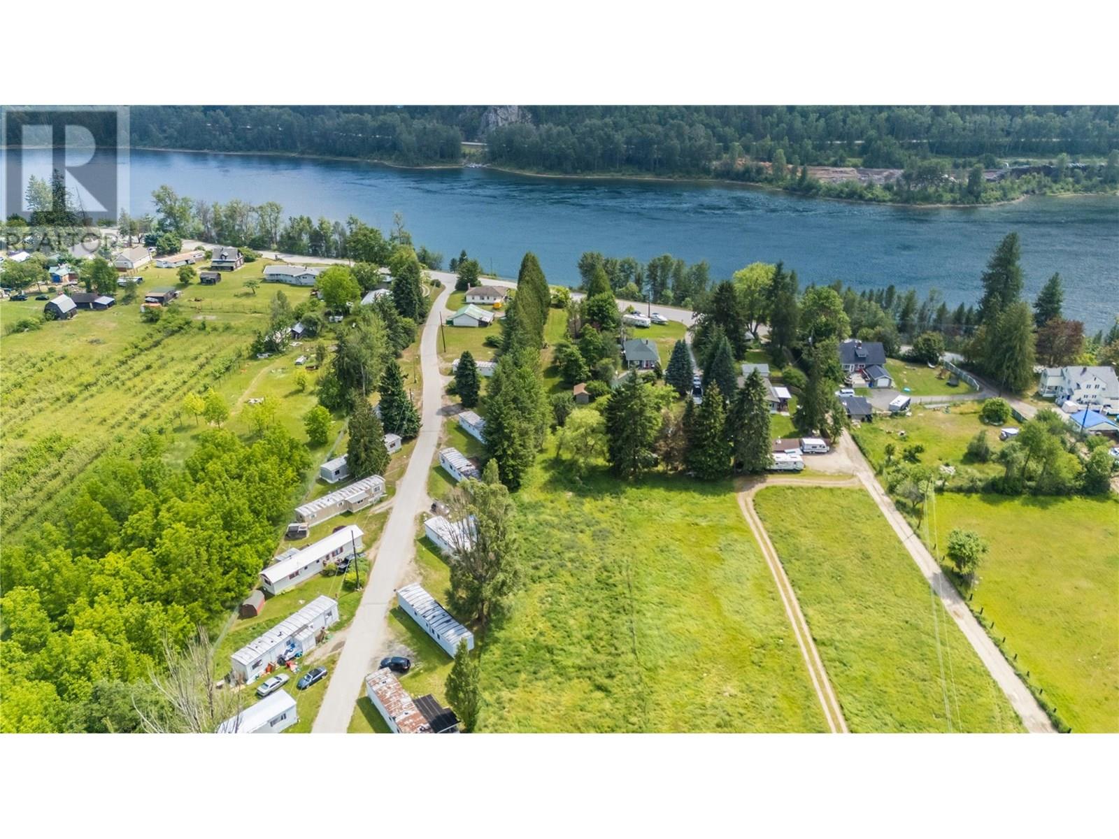3253 Broadwater Road, Castlegar, British Columbia  V0G 1X0 - Photo 9 - 10353716