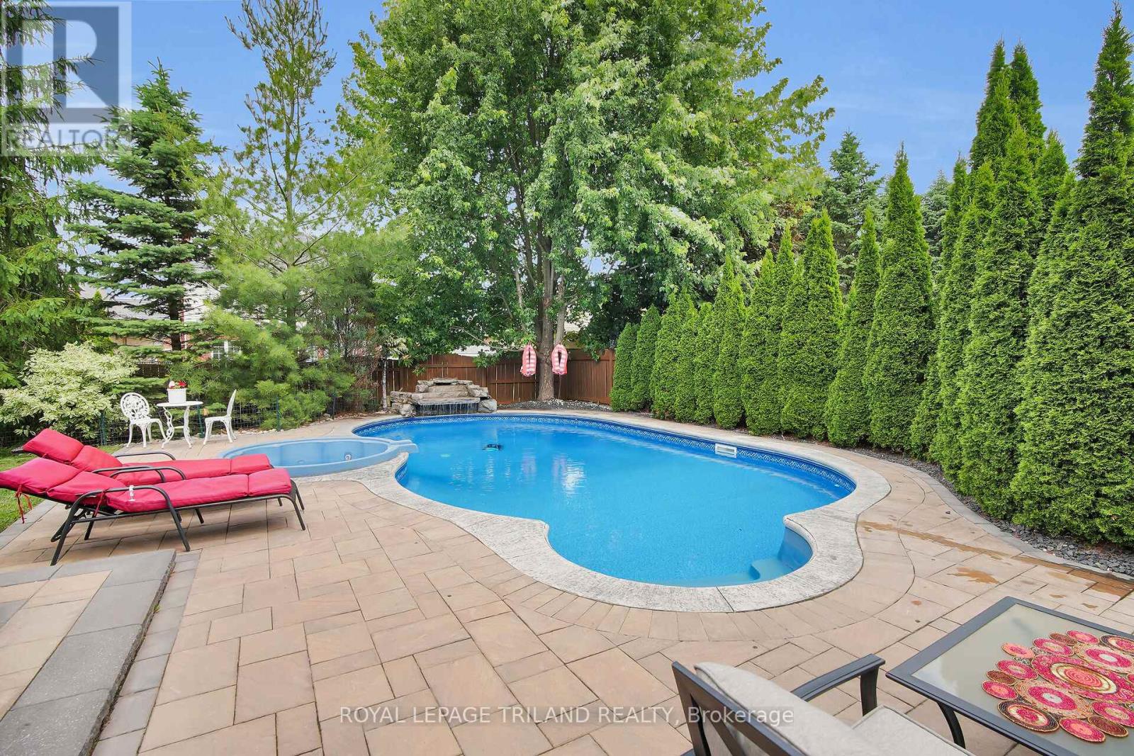 Property at 205 EAST RIVERTRACE WALK image 2
