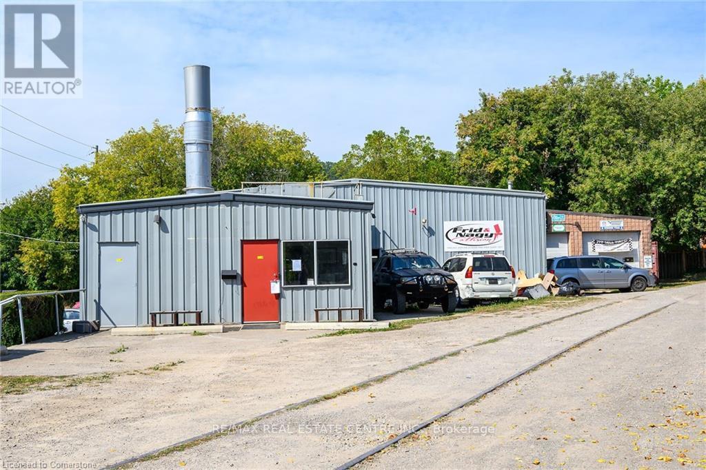 347 Hatt Street W, Hamilton, Ontario  L9H 2J2 - Photo 2 - X12250117