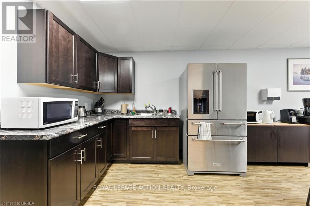 207 Greenwich Street, Brantford, Ontario  N3S 2X7 - Photo 34 - X12250307