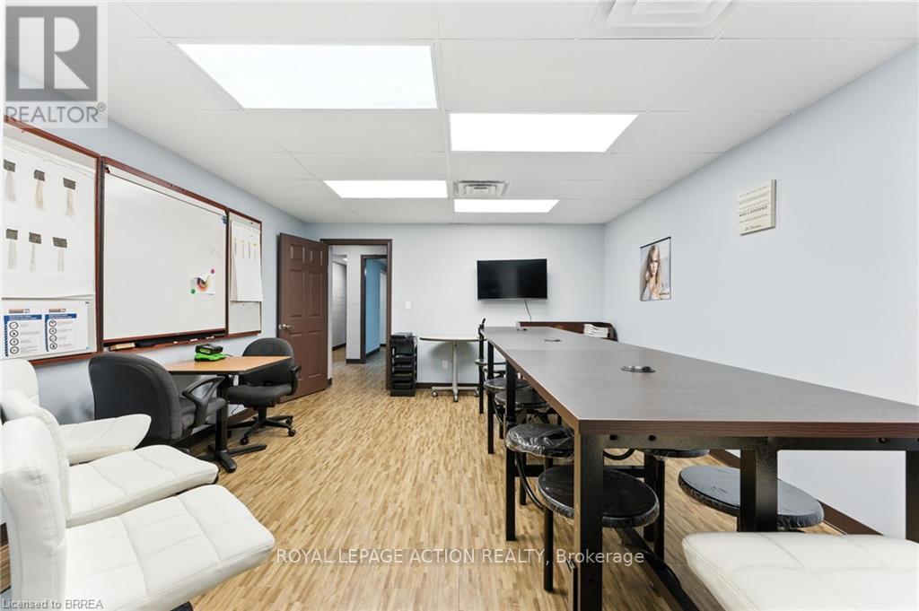 207 Greenwich Street, Brantford, Ontario  N3S 2X7 - Photo 37 - X12250307