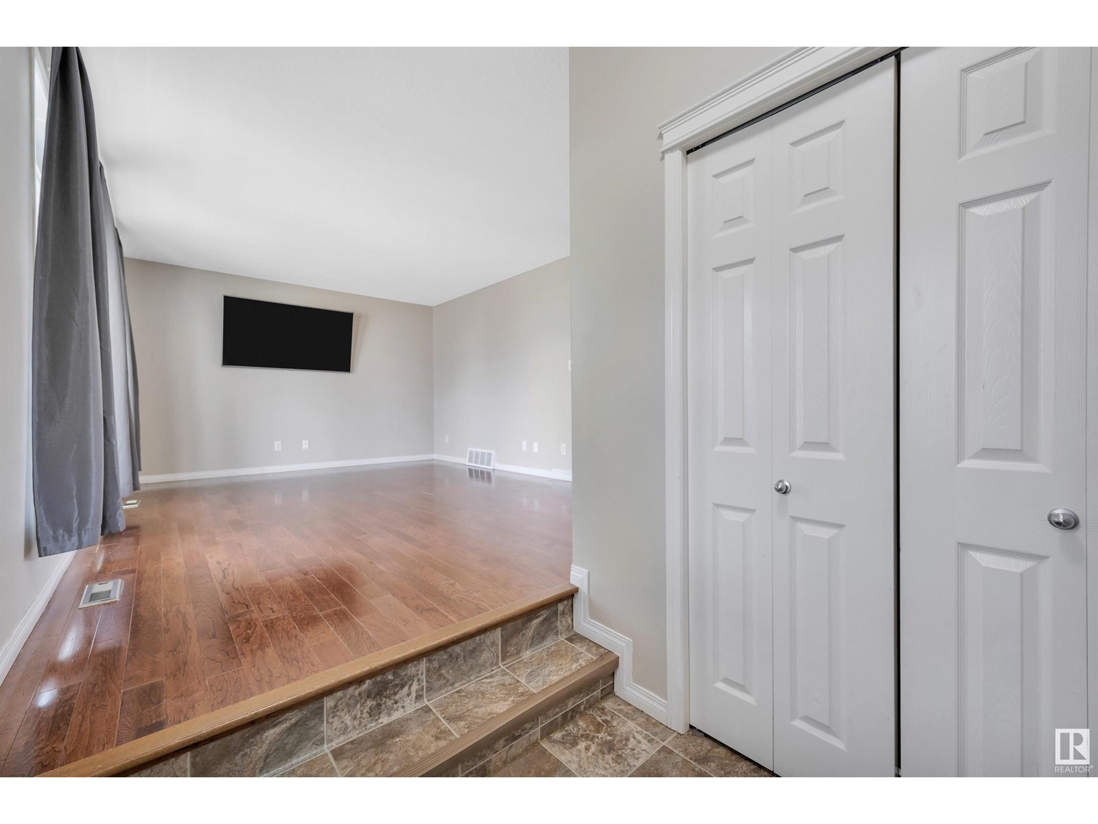 Property at 4611 160 AV NW image 3