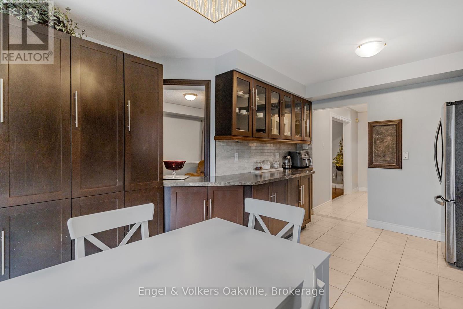 569 Phoebe Crescent, Burlington, Ontario  L7L 6H7 - Photo 10 - W12250535