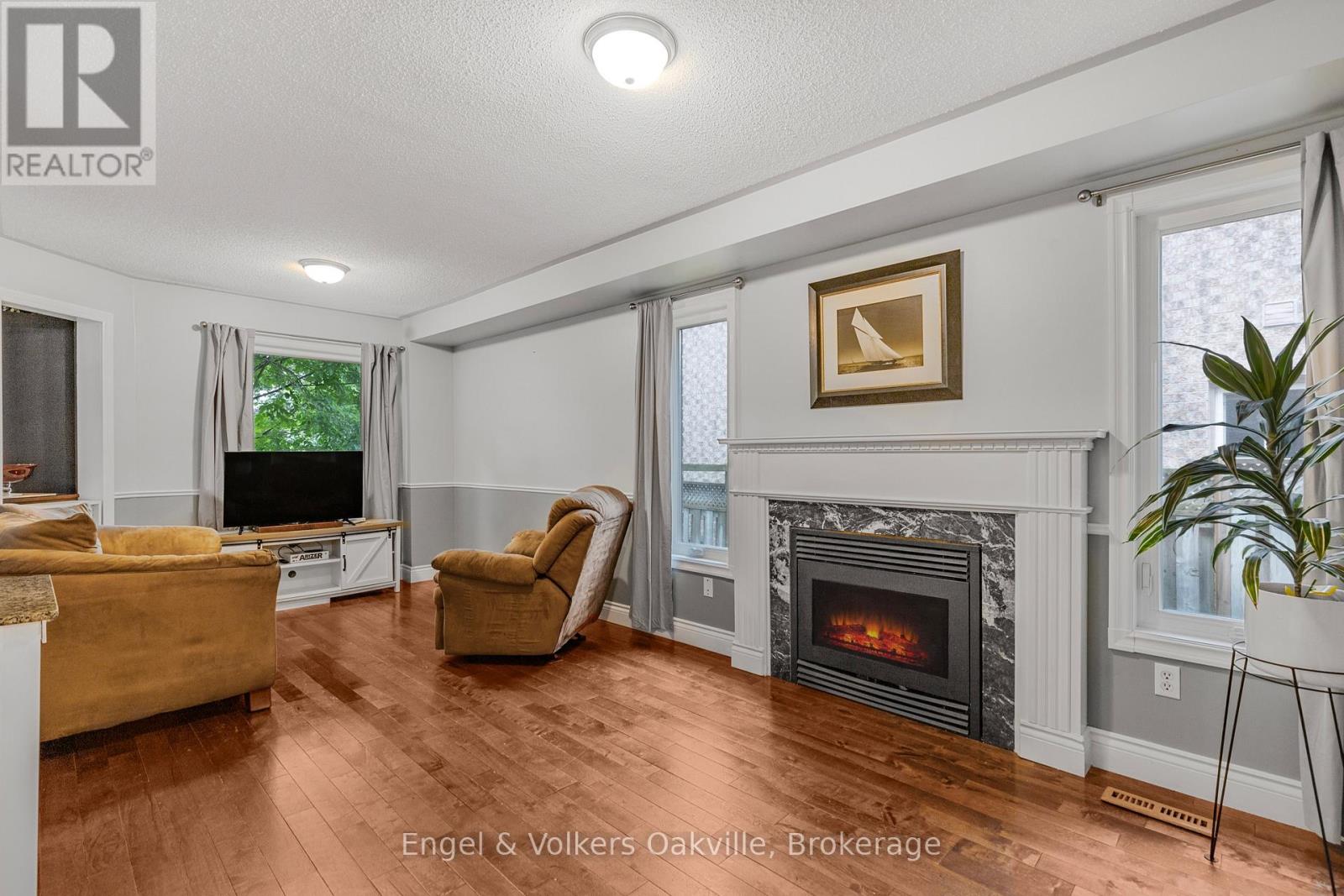 569 Phoebe Crescent, Burlington, Ontario  L7L 6H7 - Photo 11 - W12250535