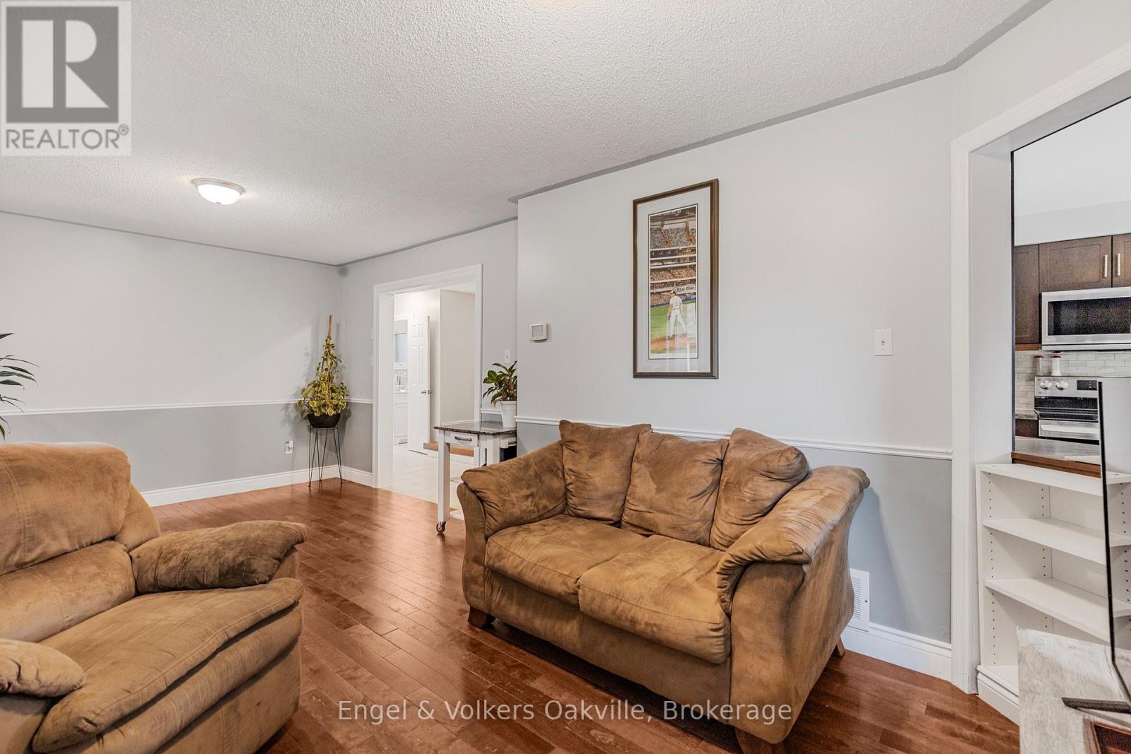569 Phoebe Crescent, Burlington, Ontario  L7L 6H7 - Photo 12 - W12250535