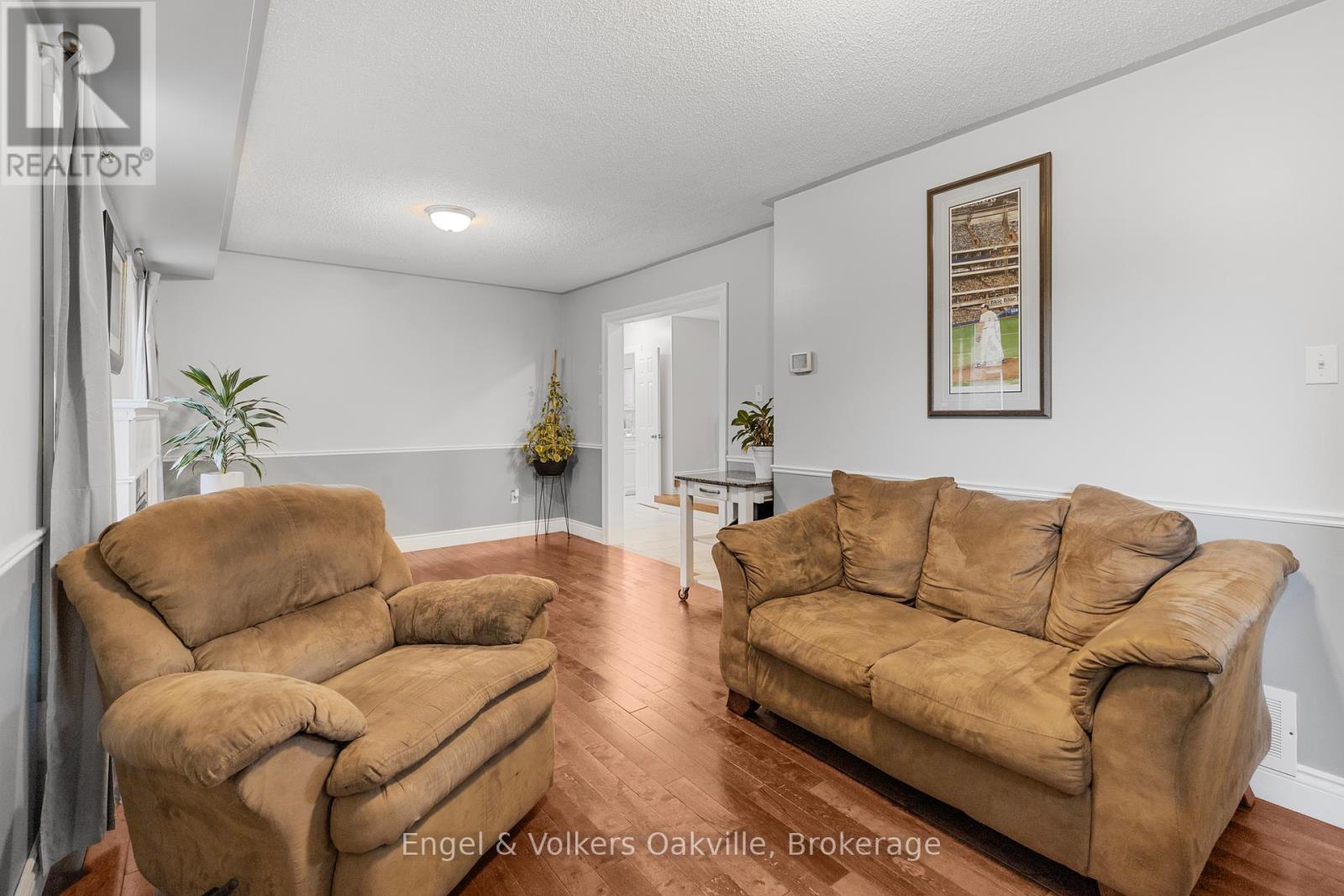 569 Phoebe Crescent, Burlington, Ontario  L7L 6H7 - Photo 14 - W12250535