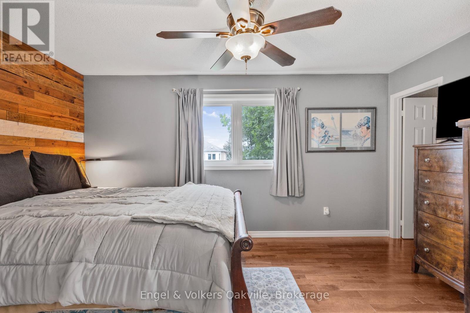 569 Phoebe Crescent, Burlington, Ontario  L7L 6H7 - Photo 17 - W12250535