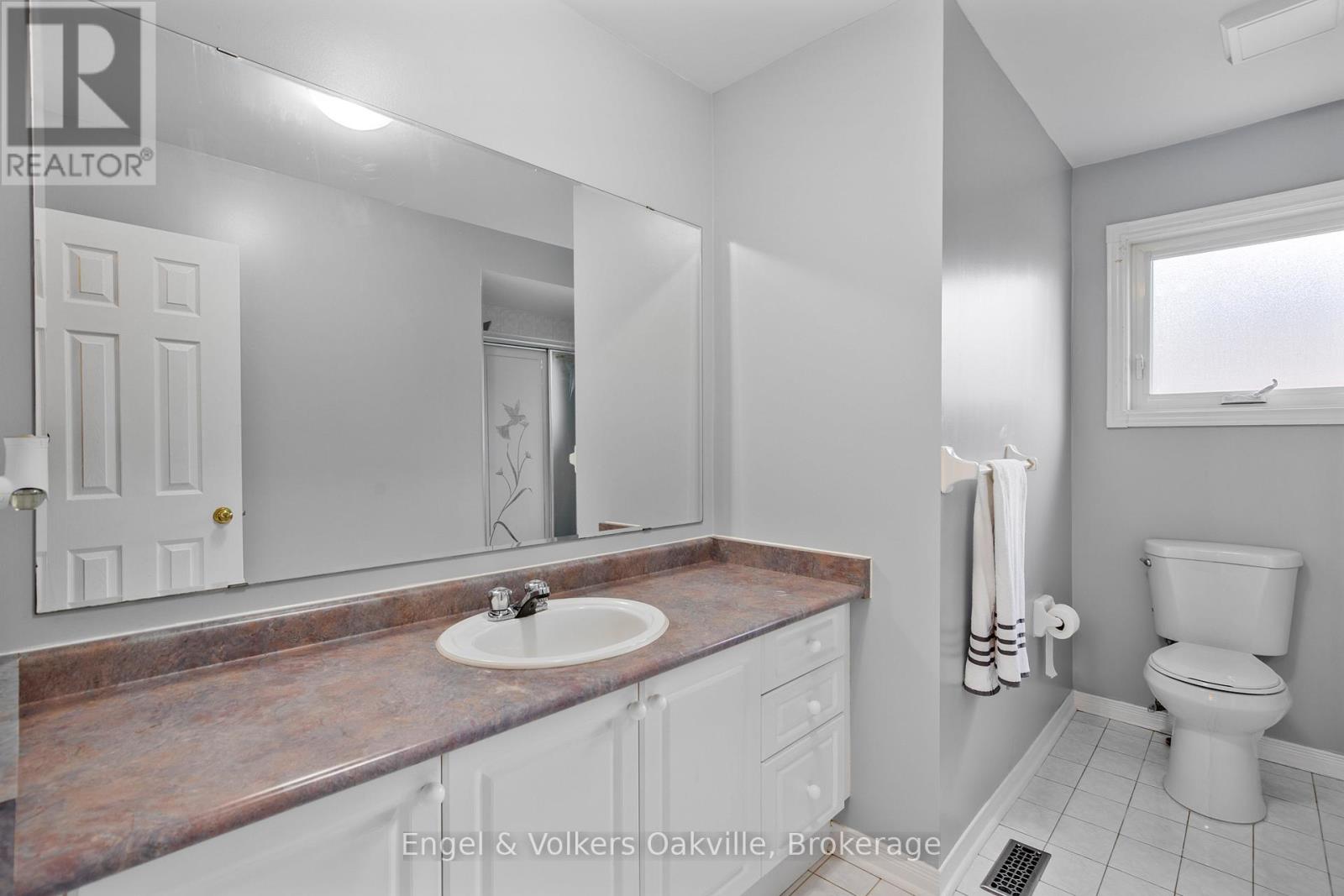 569 Phoebe Crescent, Burlington, Ontario  L7L 6H7 - Photo 19 - W12250535