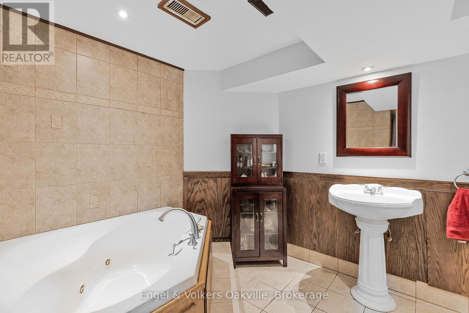 569 Phoebe Crescent, Burlington, Ontario  L7L 6H7 - Photo 25 - W12250535