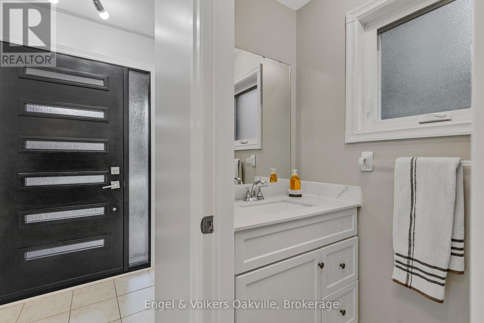 569 Phoebe Crescent, Burlington, Ontario  L7L 6H7 - Photo 6 - W12250535