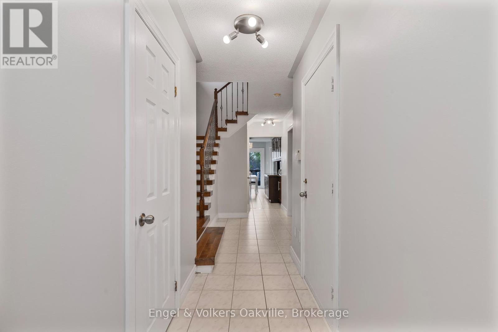 569 Phoebe Crescent, Burlington, Ontario  L7L 6H7 - Photo 7 - W12250535