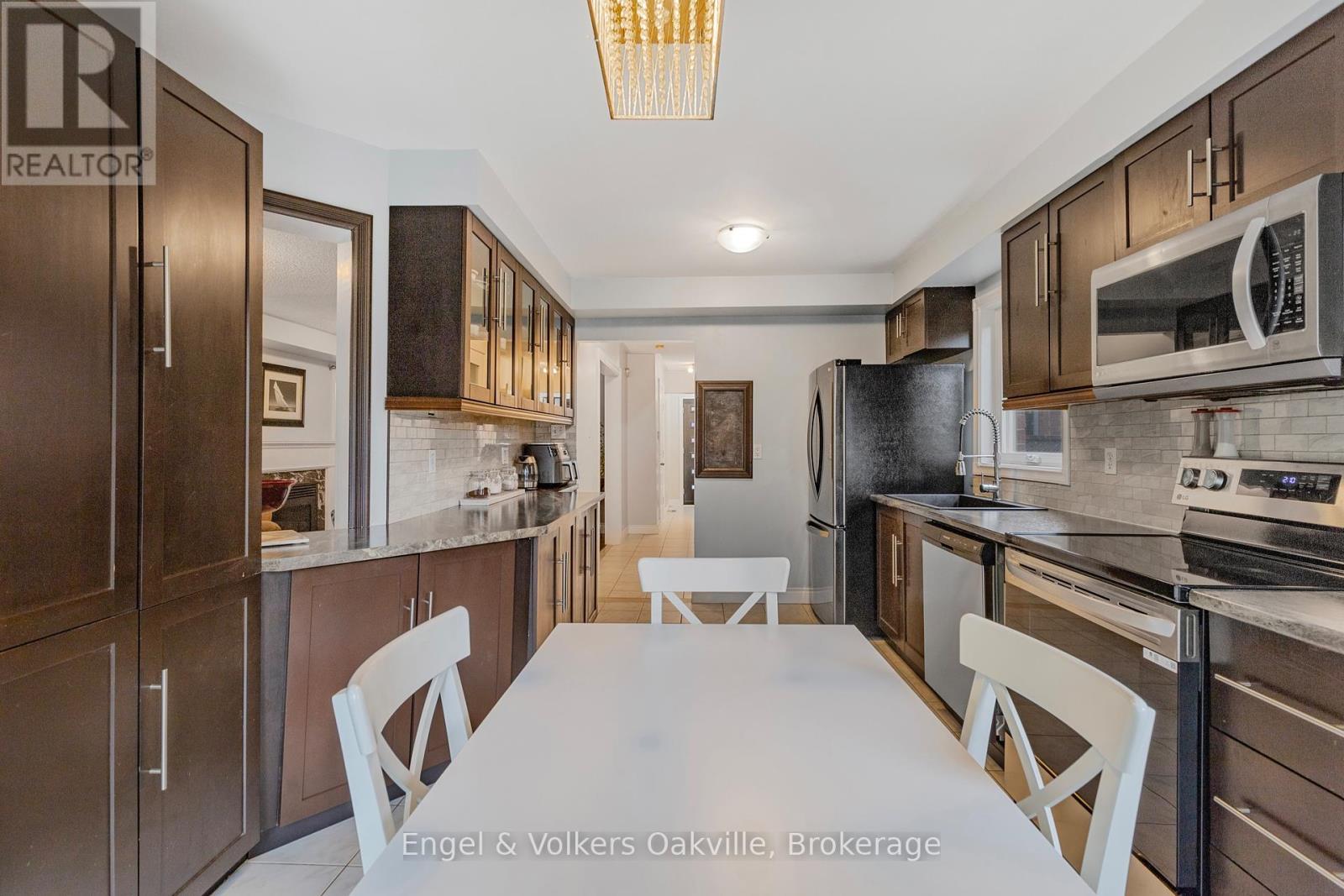 569 Phoebe Crescent, Burlington, Ontario  L7L 6H7 - Photo 8 - W12250535
