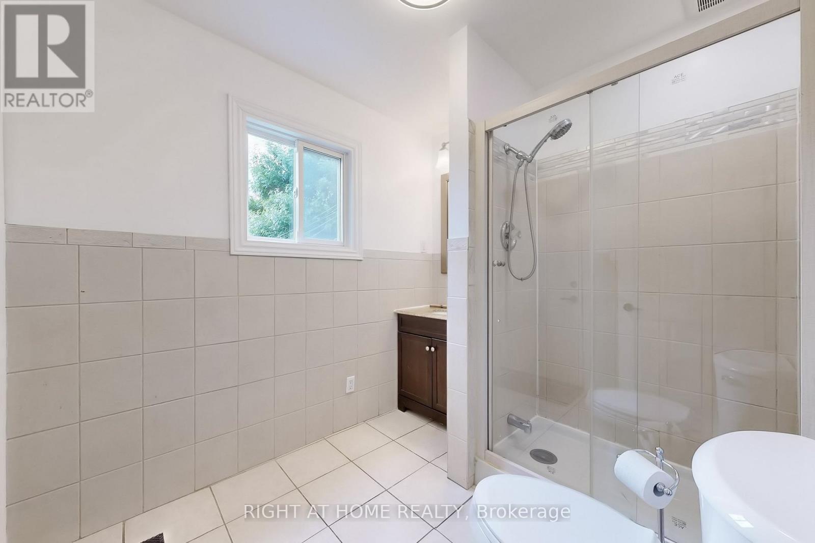 656 Crawford Street, Toronto, Ontario  M6G 3K2 - Photo 12 - C12250393