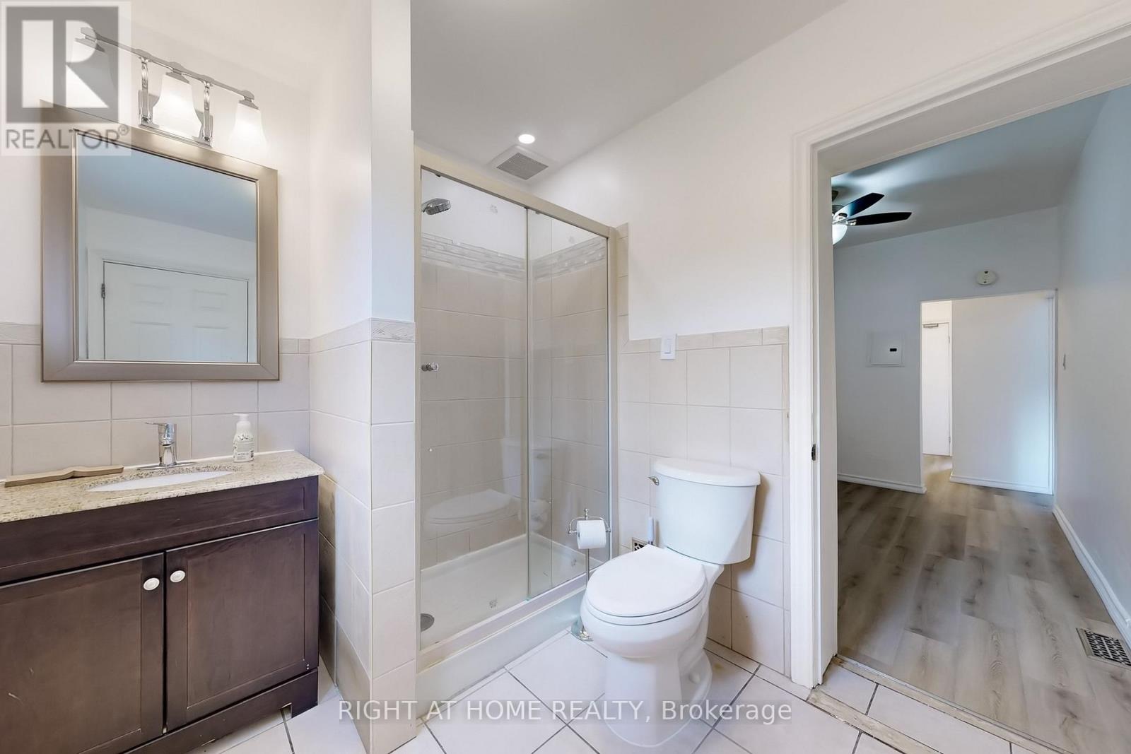 656 Crawford Street, Toronto, Ontario  M6G 3K2 - Photo 13 - C12250393