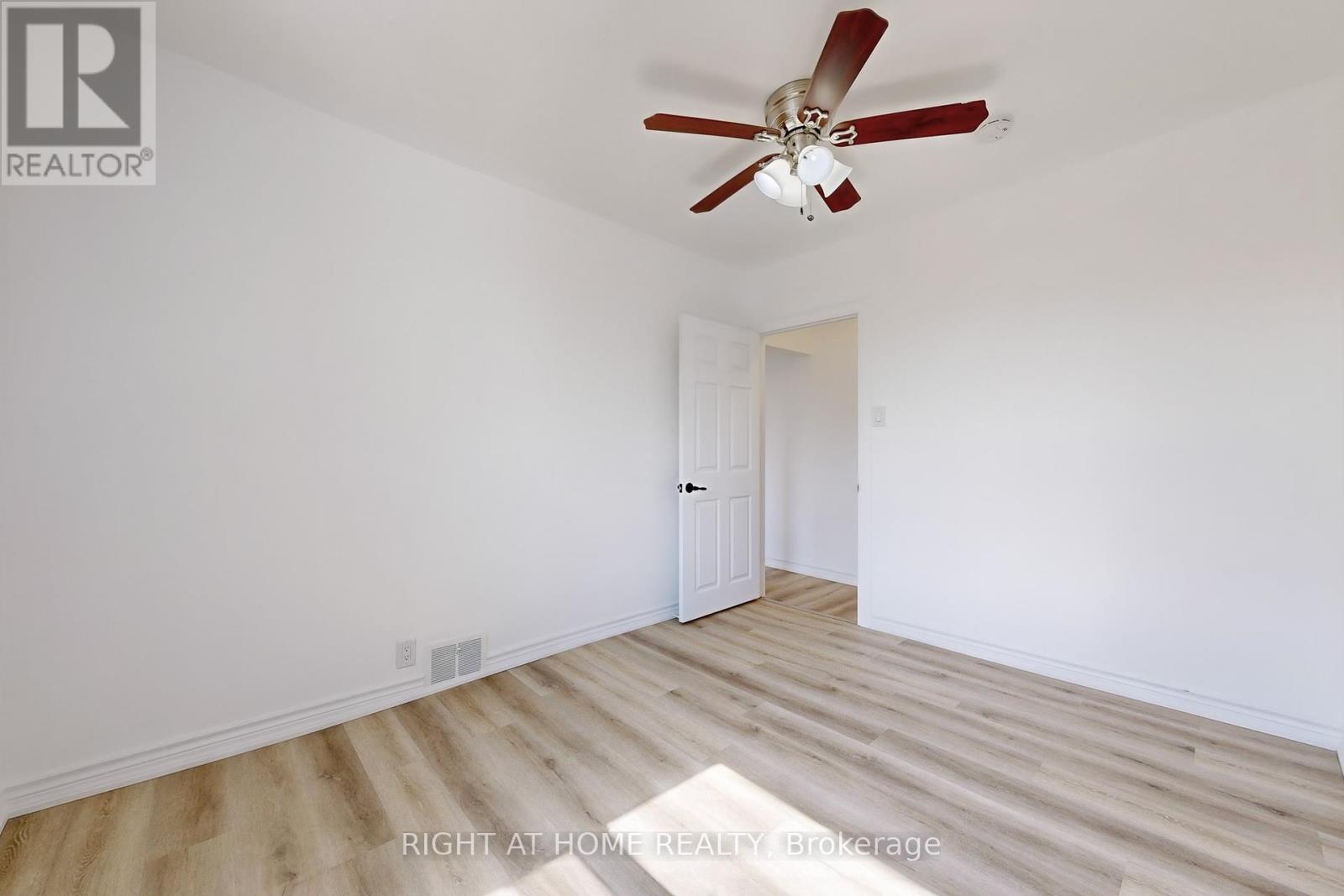 656 Crawford Street, Toronto, Ontario  M6G 3K2 - Photo 21 - C12250393