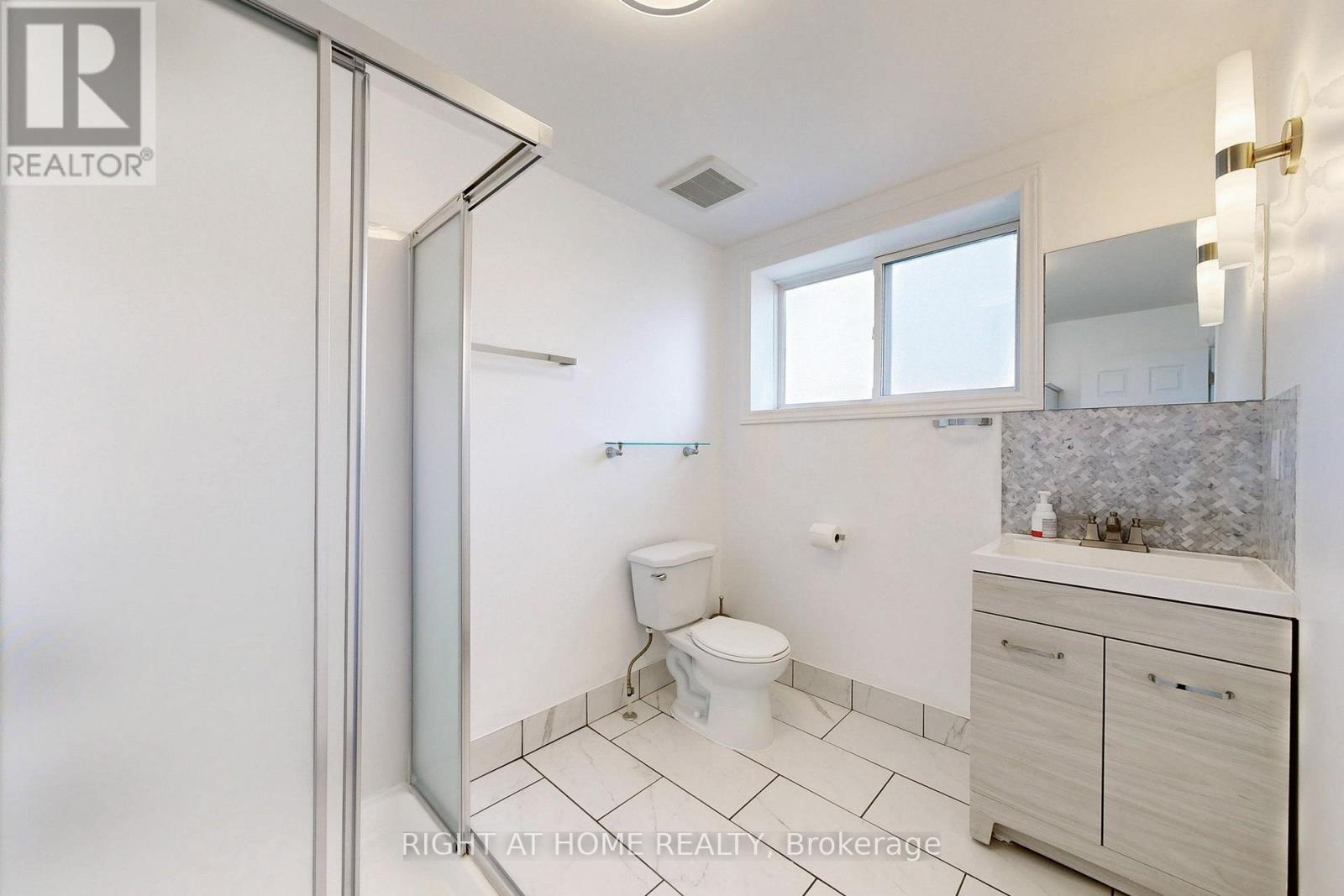 656 Crawford Street, Toronto, Ontario  M6G 3K2 - Photo 22 - C12250393