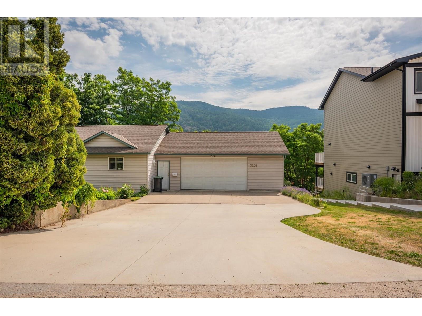 3209 5th Avenue, Castlegar, British Columbia  V1N 2V6 - Photo 53 - 10354029