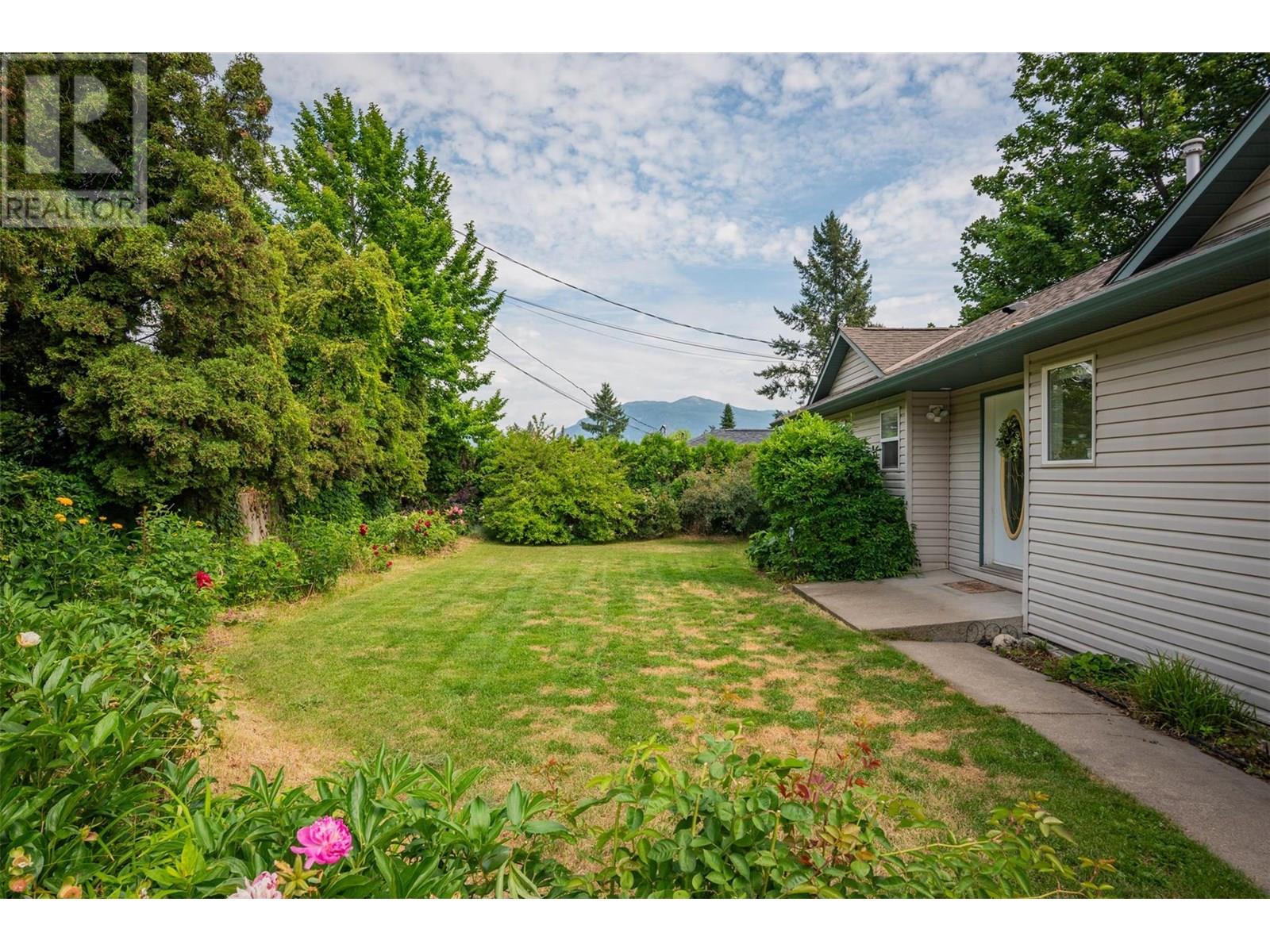 3209 5th Avenue, Castlegar, British Columbia  V1N 2V6 - Photo 55 - 10354029