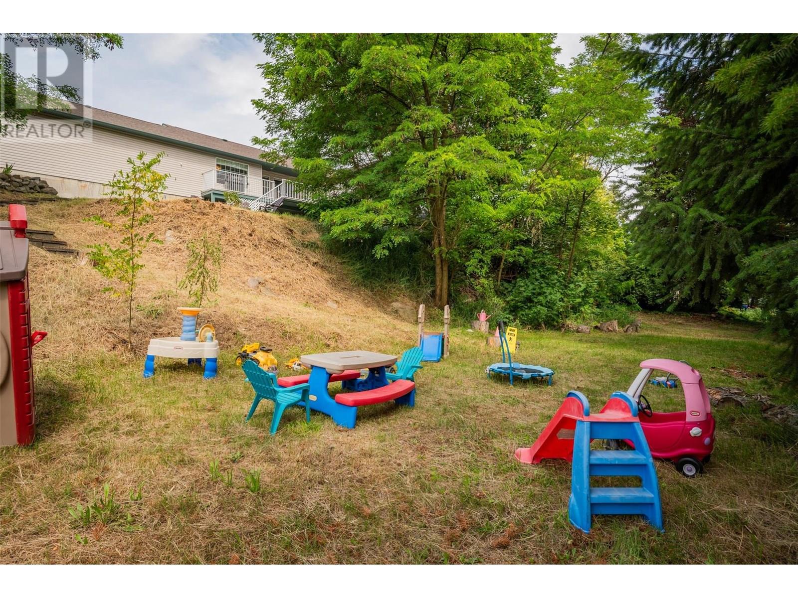 3209 5th Avenue, Castlegar, British Columbia  V1N 2V6 - Photo 75 - 10354029