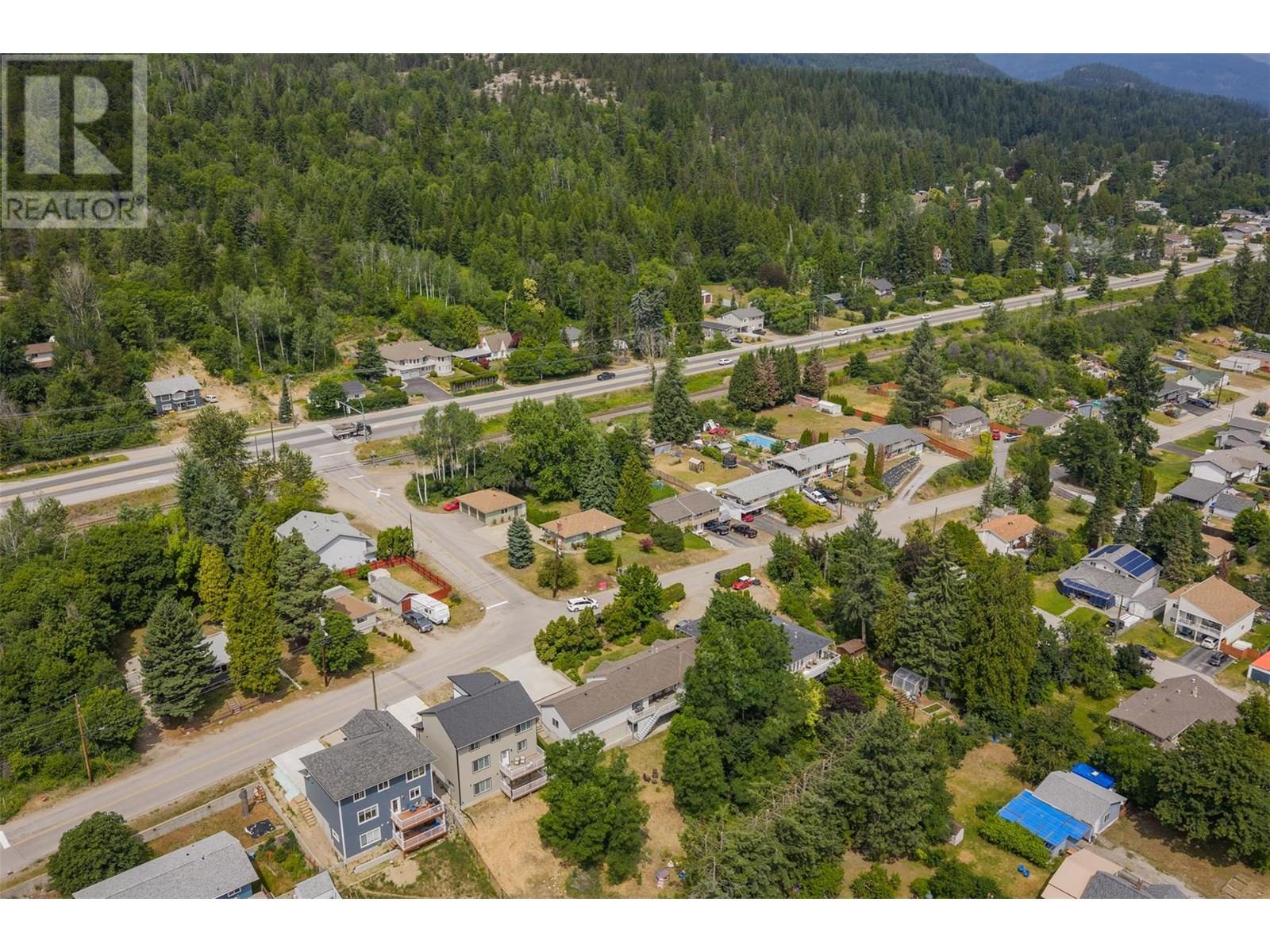 3209 5th Avenue, Castlegar, British Columbia  V1N 2V6 - Photo 9 - 10354029