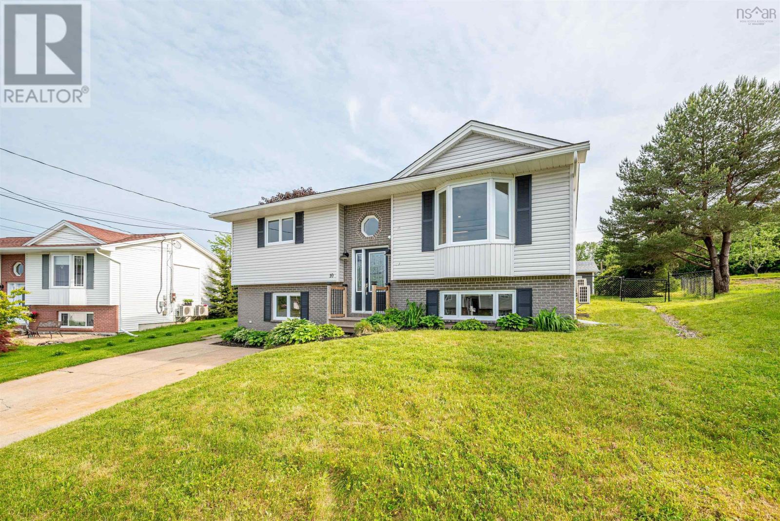 Property at 10 Barque Court image 2