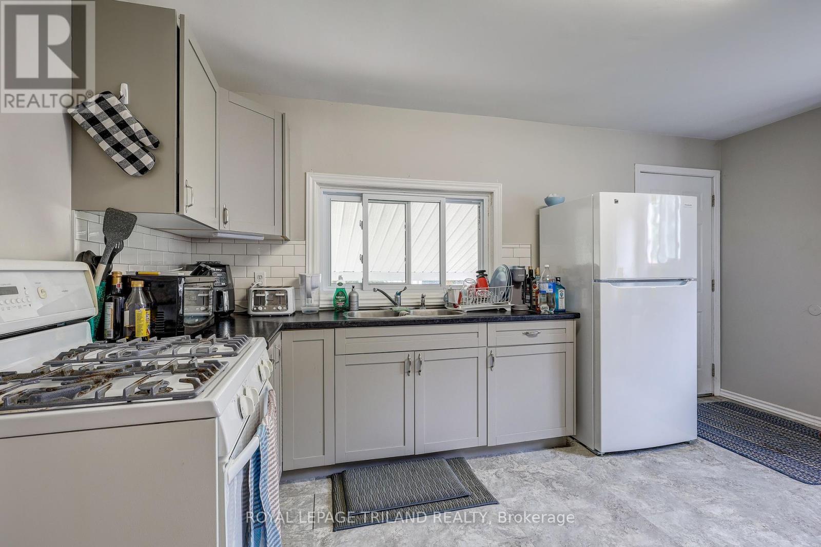 Photo 10 of 50 for 249 Victoria Street