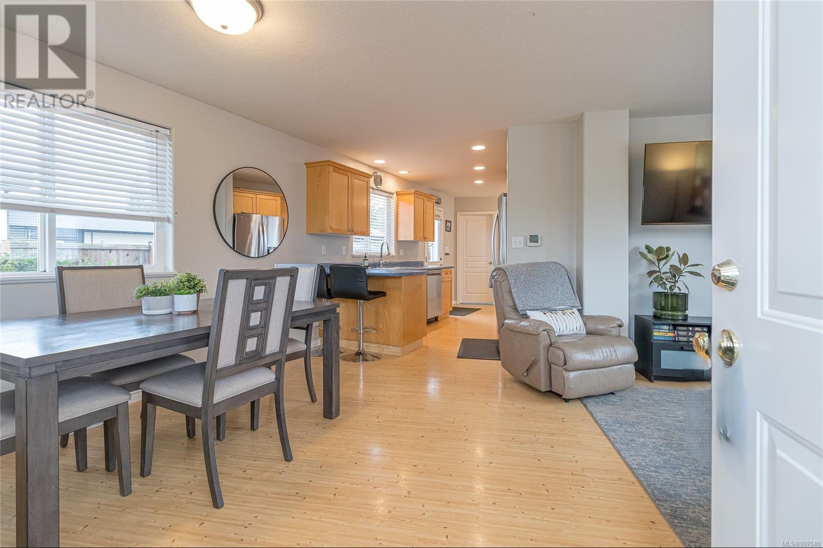 Property at 3886 Victoria Ave image 3