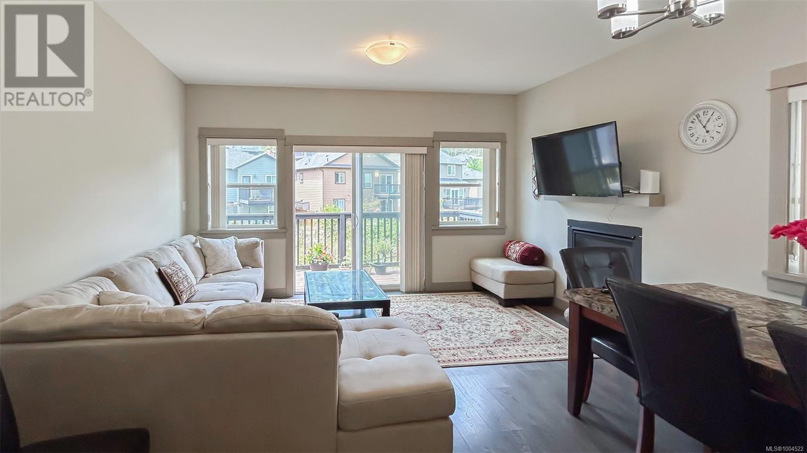 Property at 8 Massey Pl image 3
