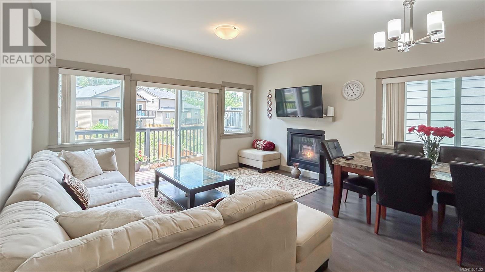 Property at 8 Massey Pl image 4