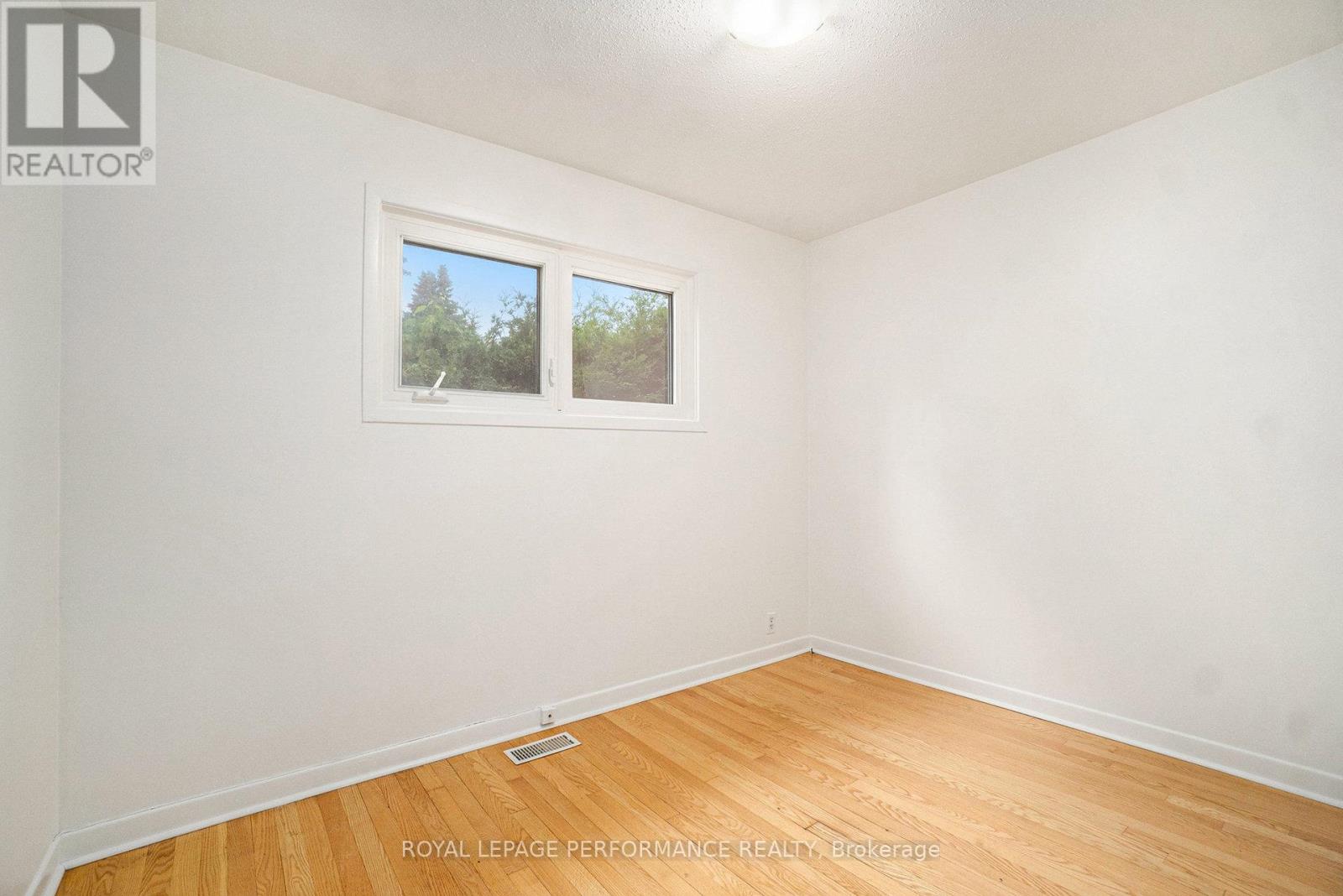 8 Newgale Street, Ottawa, Ontario  K2H 5R3 - Photo 12 - X12250035