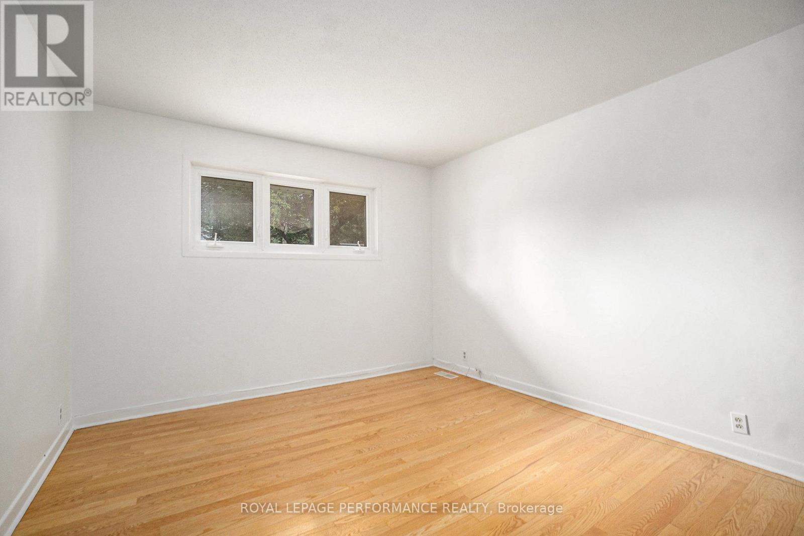8 Newgale Street, Ottawa, Ontario  K2H 5R3 - Photo 14 - X12250035