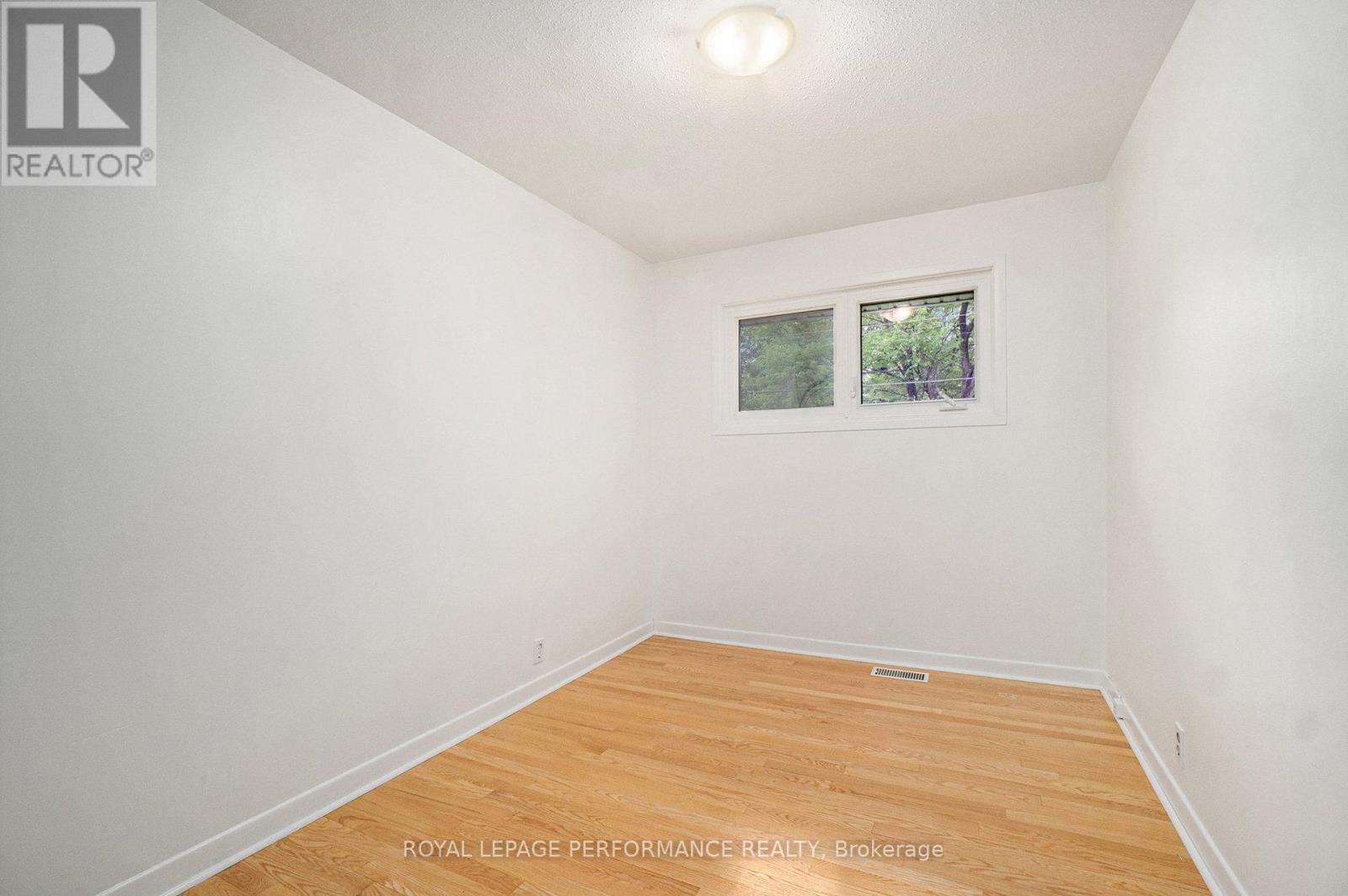 8 Newgale Street, Ottawa, Ontario  K2H 5R3 - Photo 15 - X12250035
