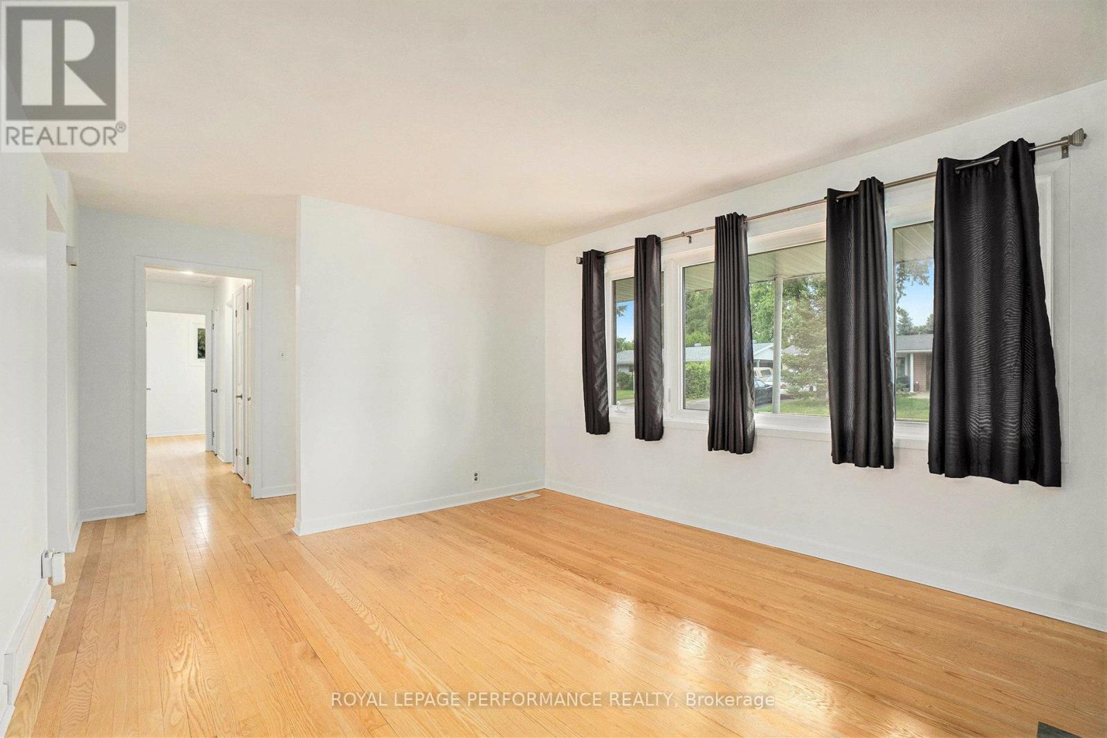 8 Newgale Street, Ottawa, Ontario  K2H 5R3 - Photo 6 - X12250035