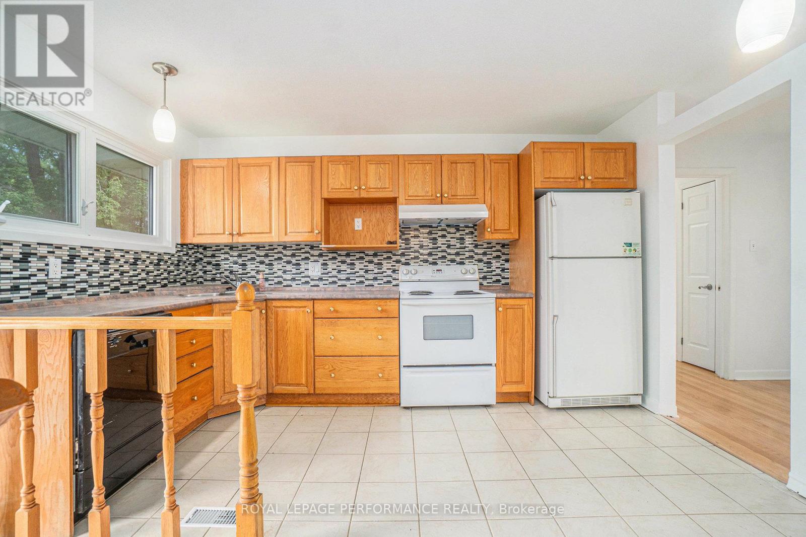 8 Newgale Street, Ottawa, Ontario  K2H 5R3 - Photo 8 - X12250035