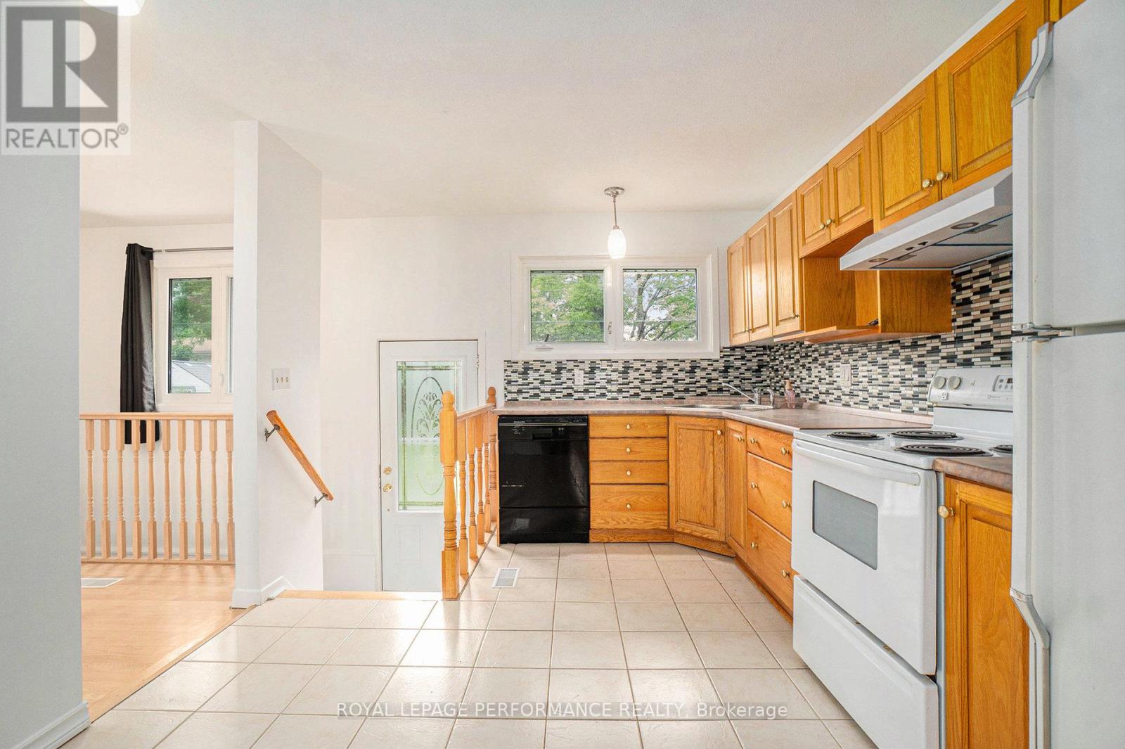 8 Newgale Street, Ottawa, Ontario  K2H 5R3 - Photo 9 - X12250035