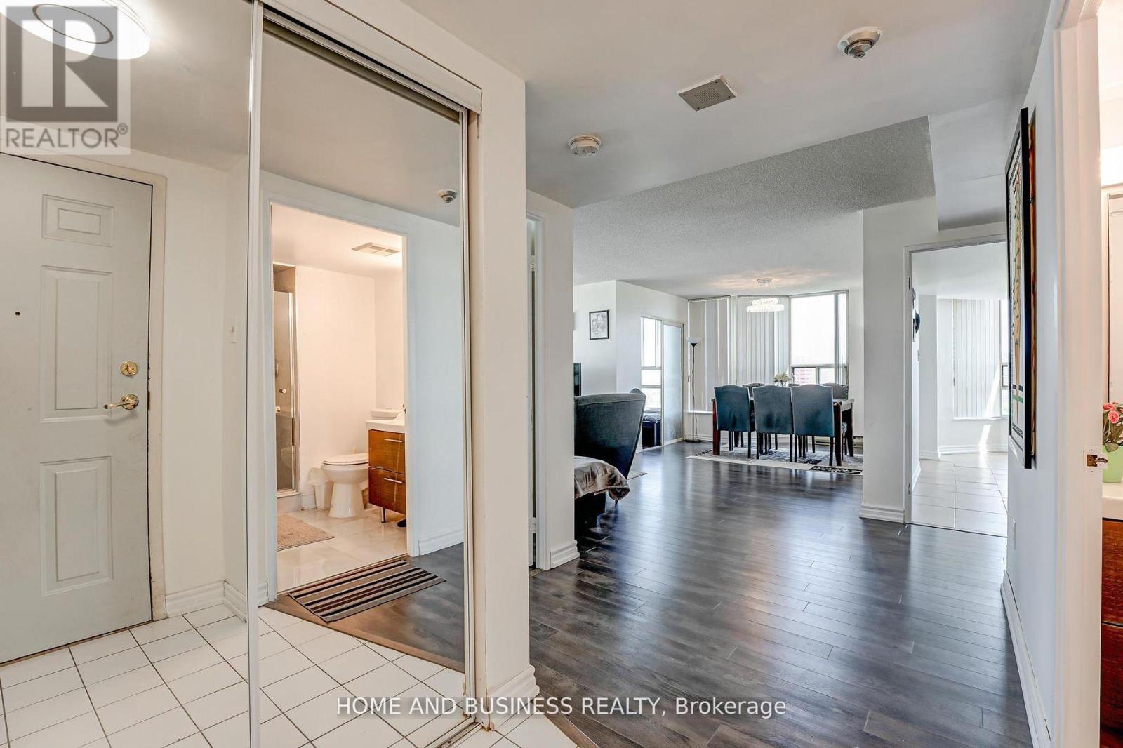 1015 - 250 Webb Drive, Mississauga, Ontario  L5B 3Z4 - Photo 2 - W12250821