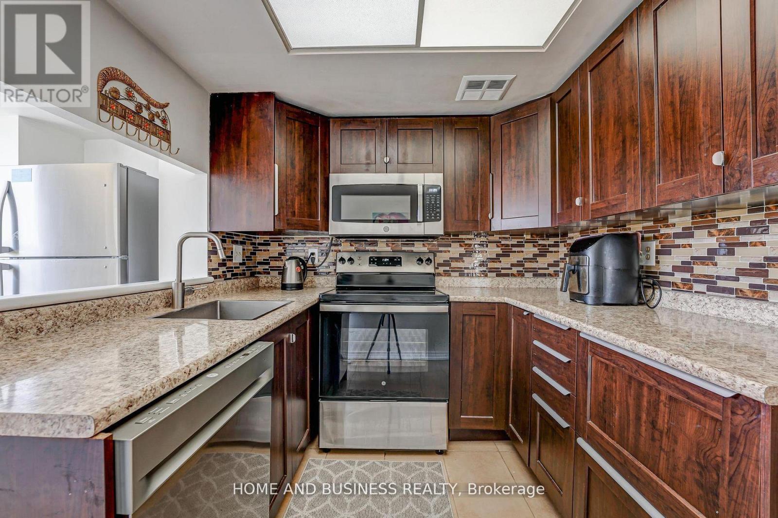 1015 - 250 Webb Drive, Mississauga, Ontario  L5B 3Z4 - Photo 24 - W12250821