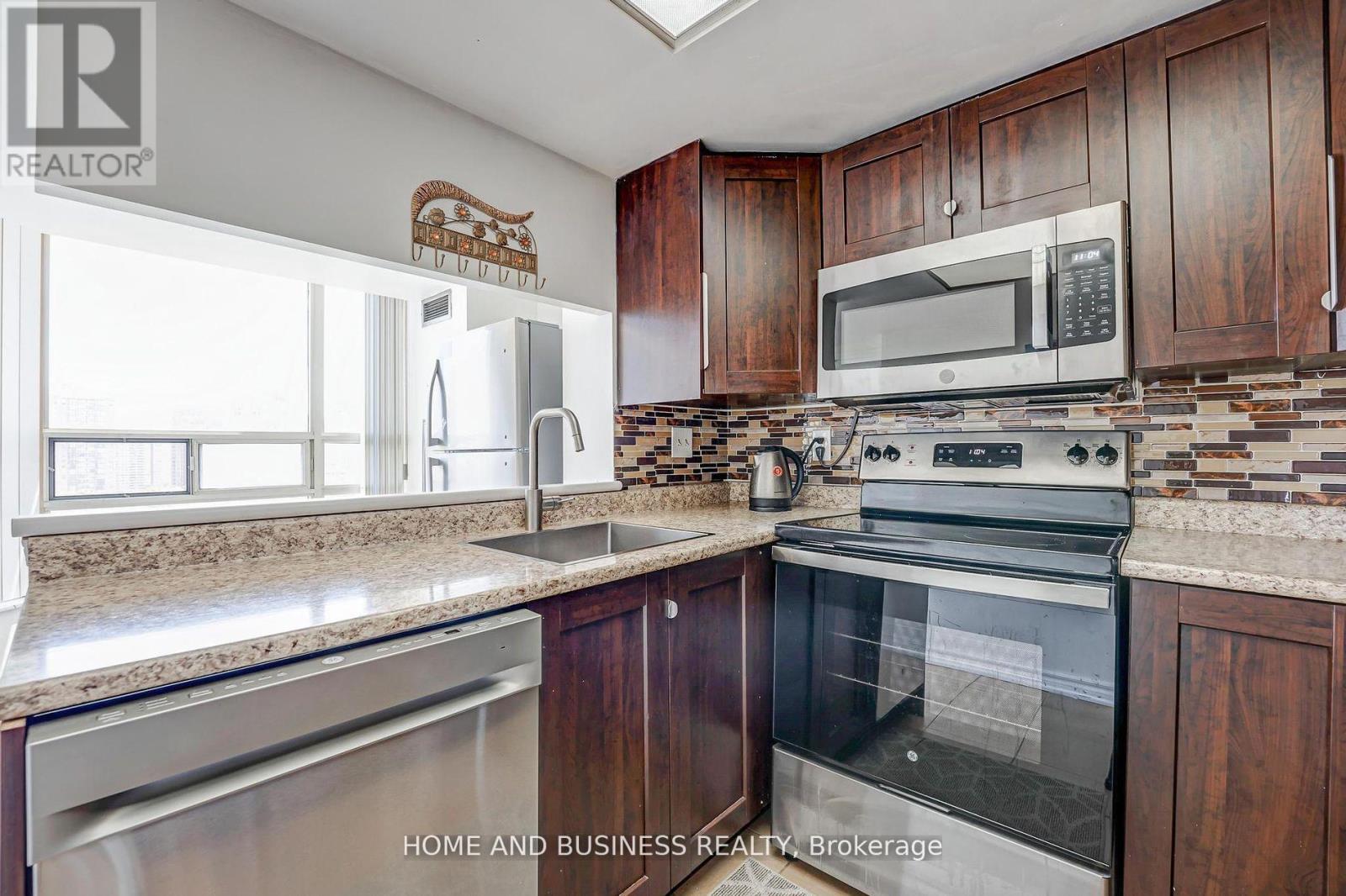 1015 - 250 Webb Drive, Mississauga, Ontario  L5B 3Z4 - Photo 25 - W12250821
