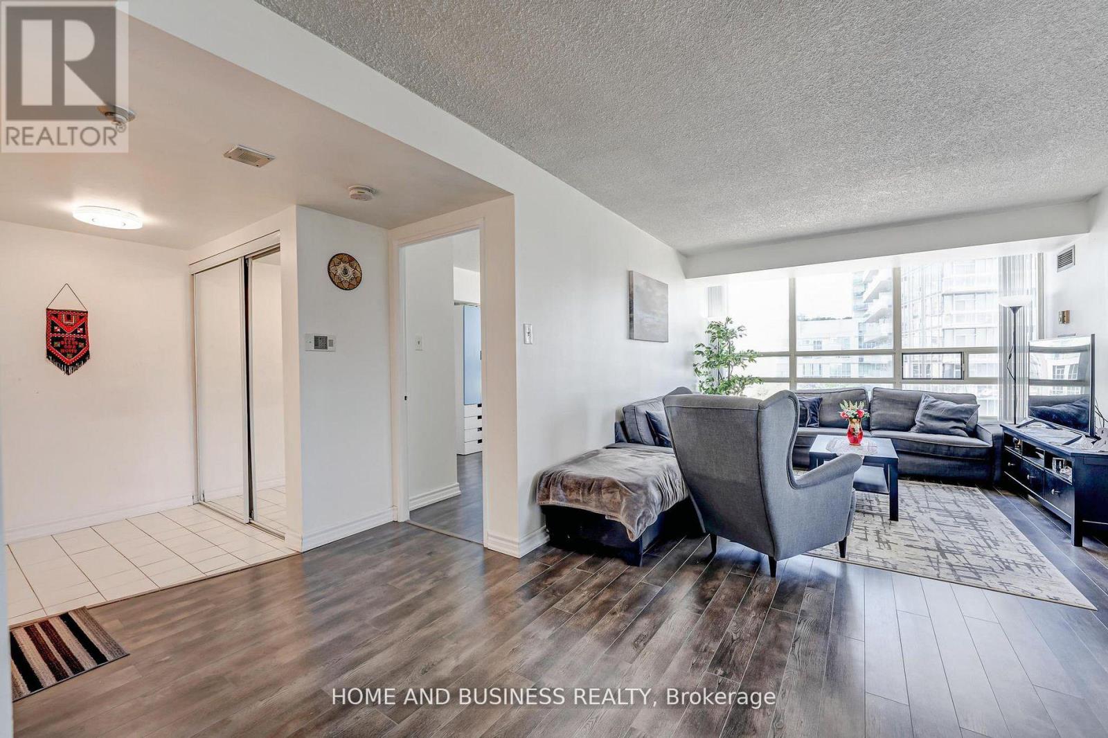 1015 - 250 Webb Drive, Mississauga, Ontario  L5B 3Z4 - Photo 3 - W12250821