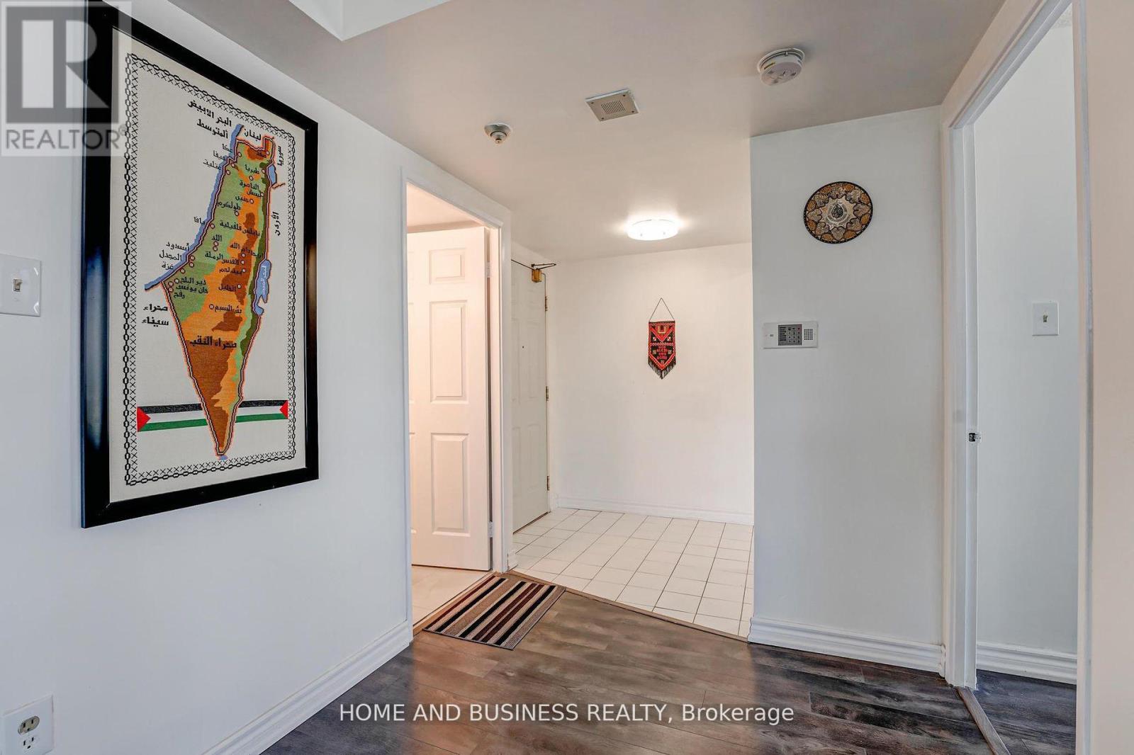 1015 - 250 Webb Drive, Mississauga, Ontario  L5B 3Z4 - Photo 4 - W12250821