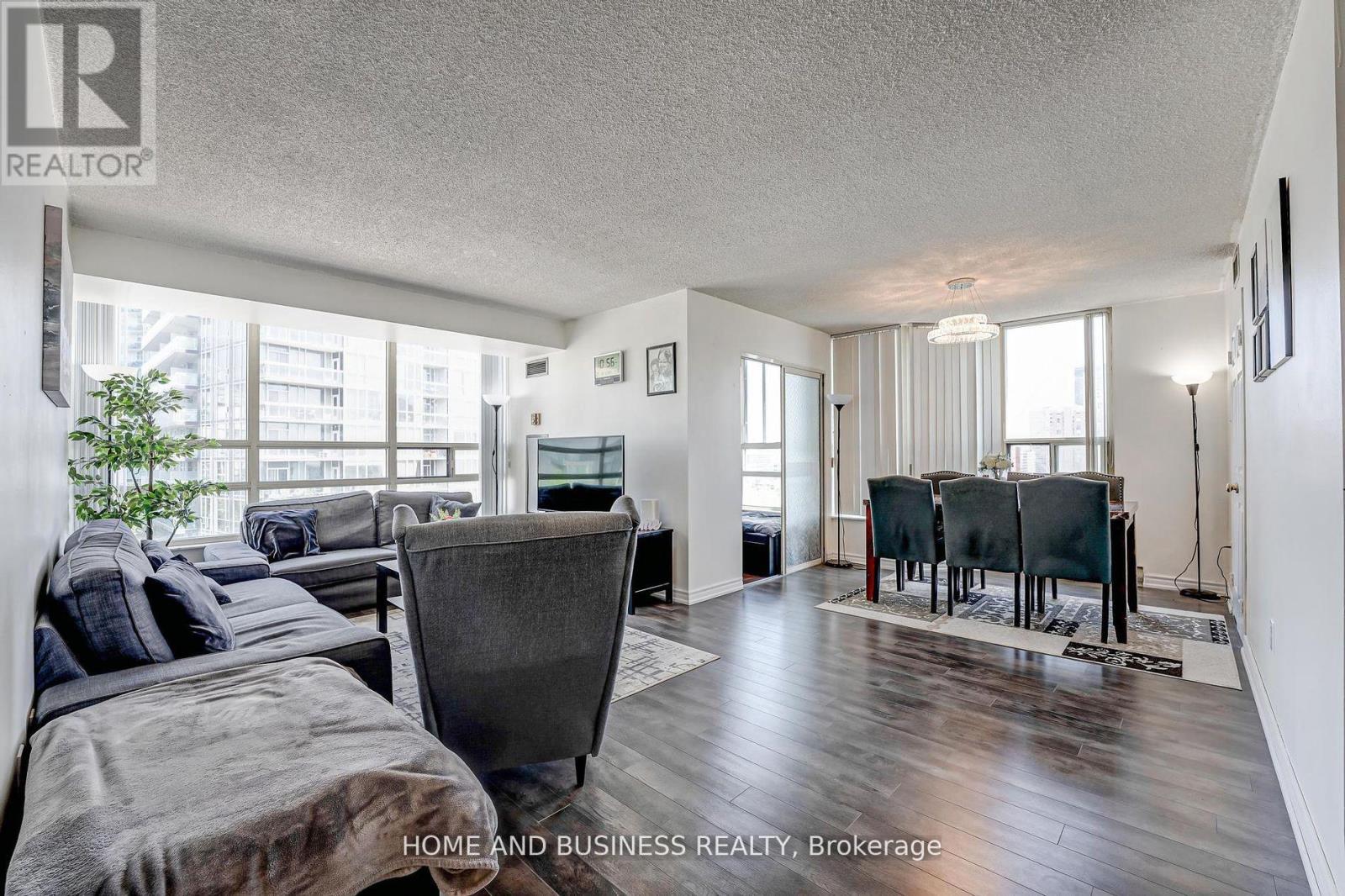1015 - 250 Webb Drive, Mississauga, Ontario  L5B 3Z4 - Photo 5 - W12250821