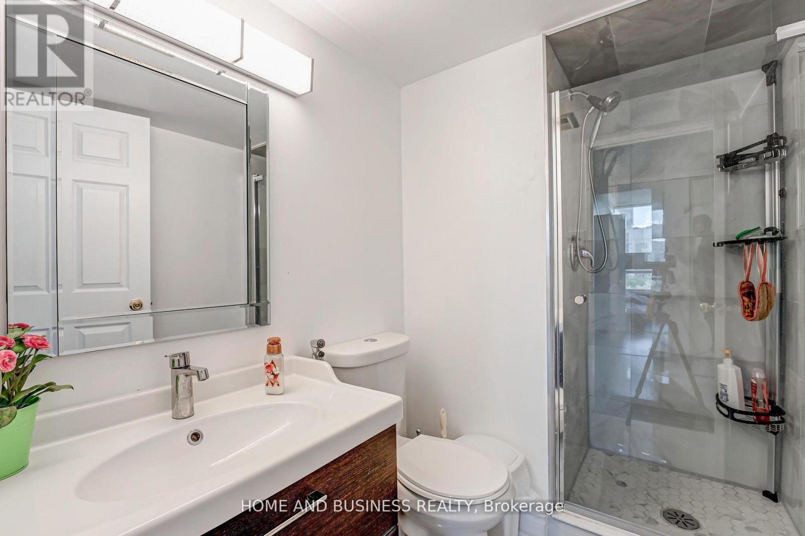 1015 - 250 Webb Drive, Mississauga, Ontario  L5B 3Z4 - Photo 9 - W12250821