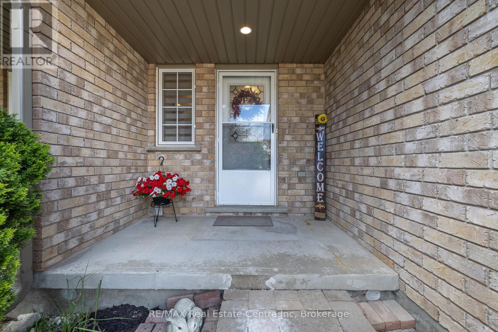 Property at 19 SANDCREEK LANE image 3