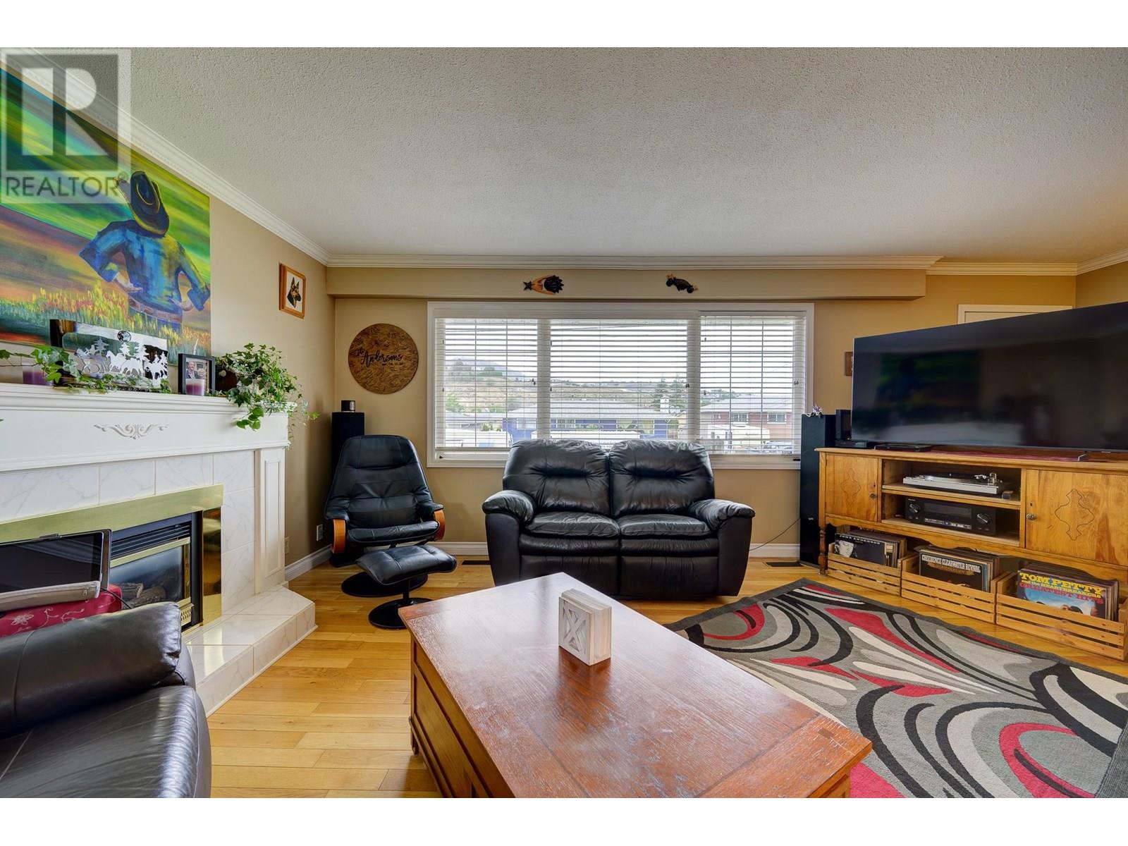Property at 927 Cranbrook Place image 4