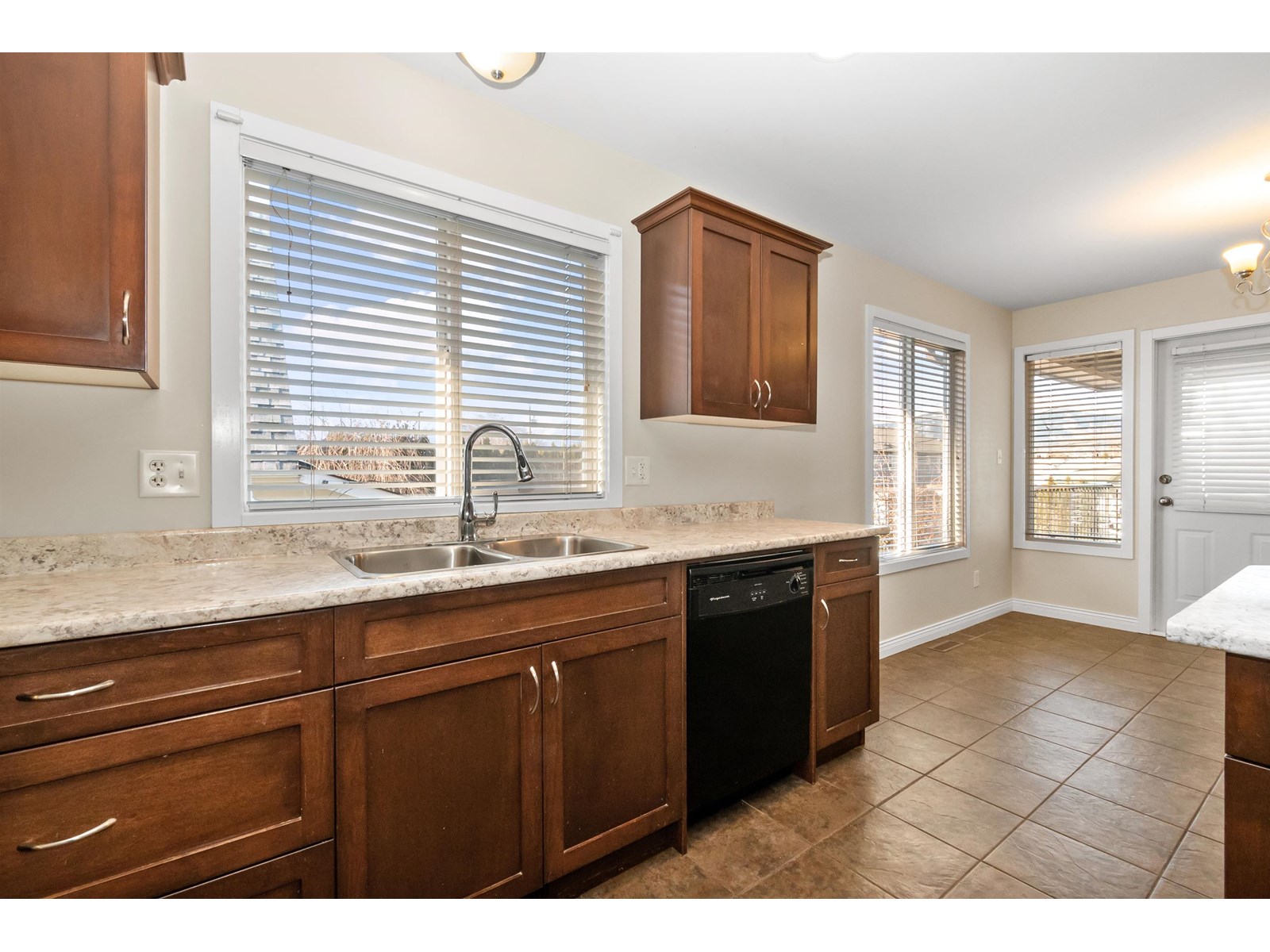 Property at 46151 THIRD AVENUE image 3