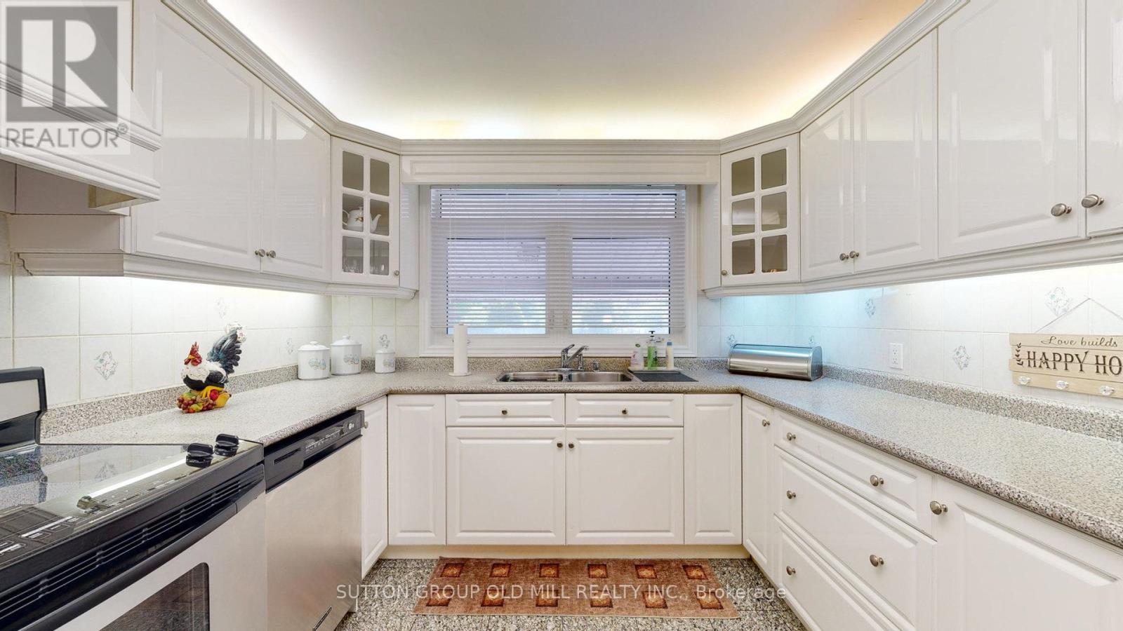 9 Westmount Park Road, Toronto, Ontario  M9P 1R4 - Photo 13 - W12250956