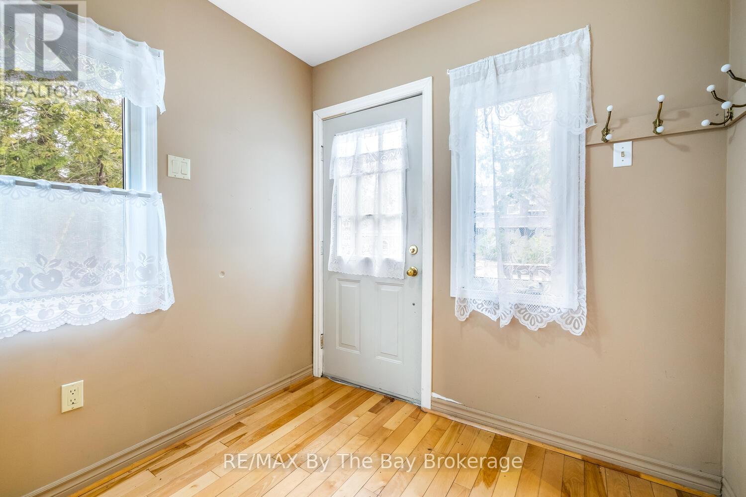 1120 King Edward Avenue, South Bruce Peninsula, Ontario  N0H 2G0 - Photo 8 - X12251015