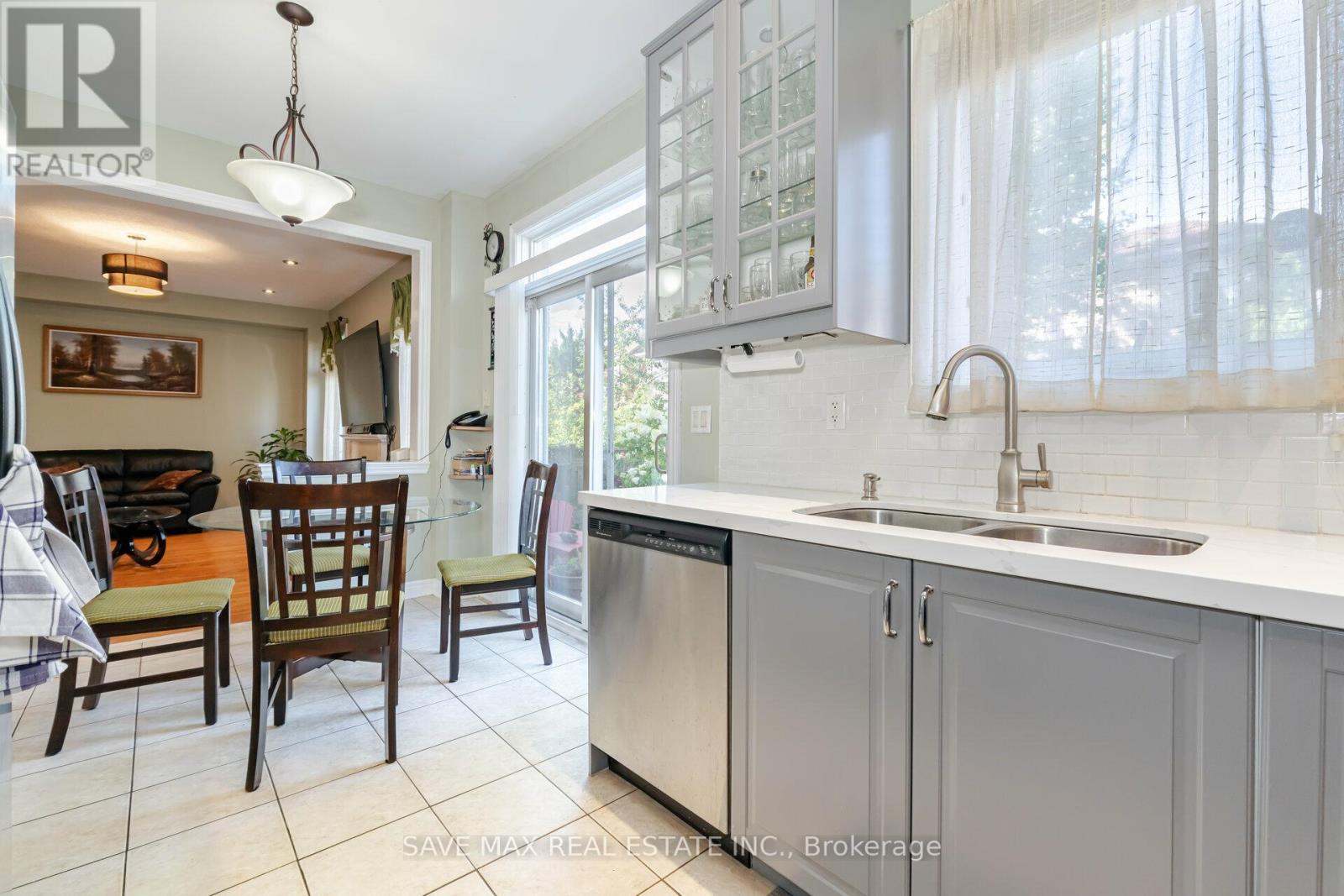 5669 Freshwater Drive, Mississauga, Ontario  L5M 7G1 - Photo 17 - W12251081